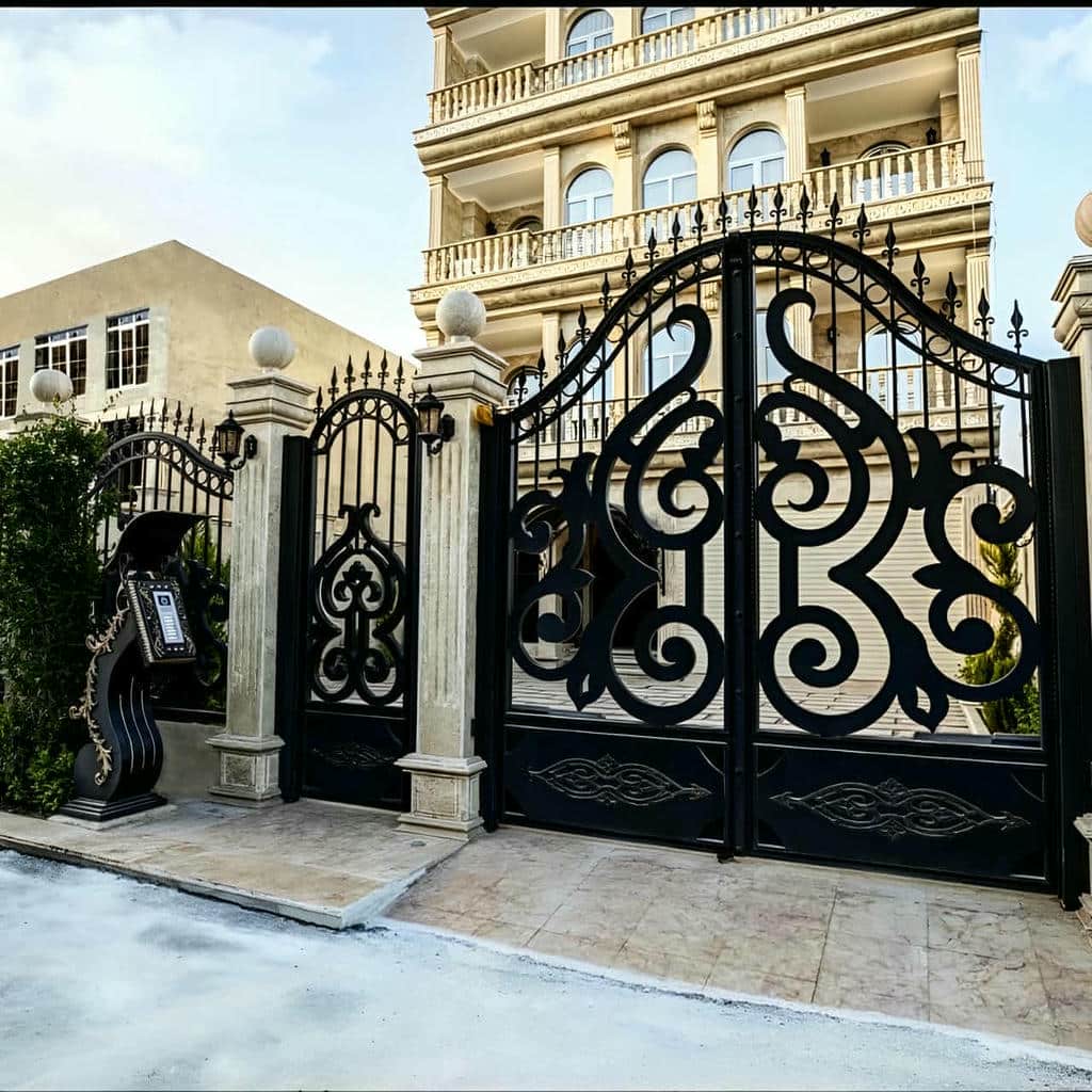 نصب درب فرفورژه حیاط لولای مقاوم در ساری