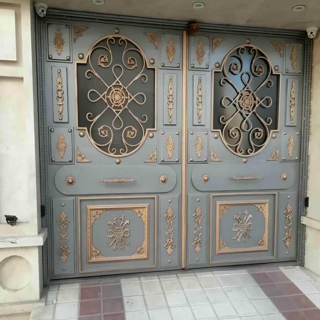نصب درب فرفورژه حیاط در آمل با یراق&zwnj;آلات ایمنی