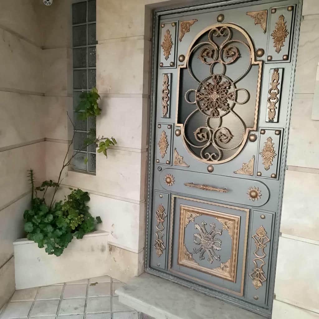 درب فرفورژه حیاط در بندر انزلی