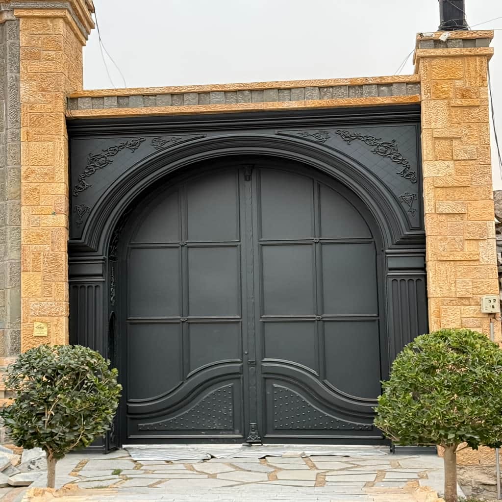 id="5t7v1"درب فرفورژه حیاط در نیشابور
