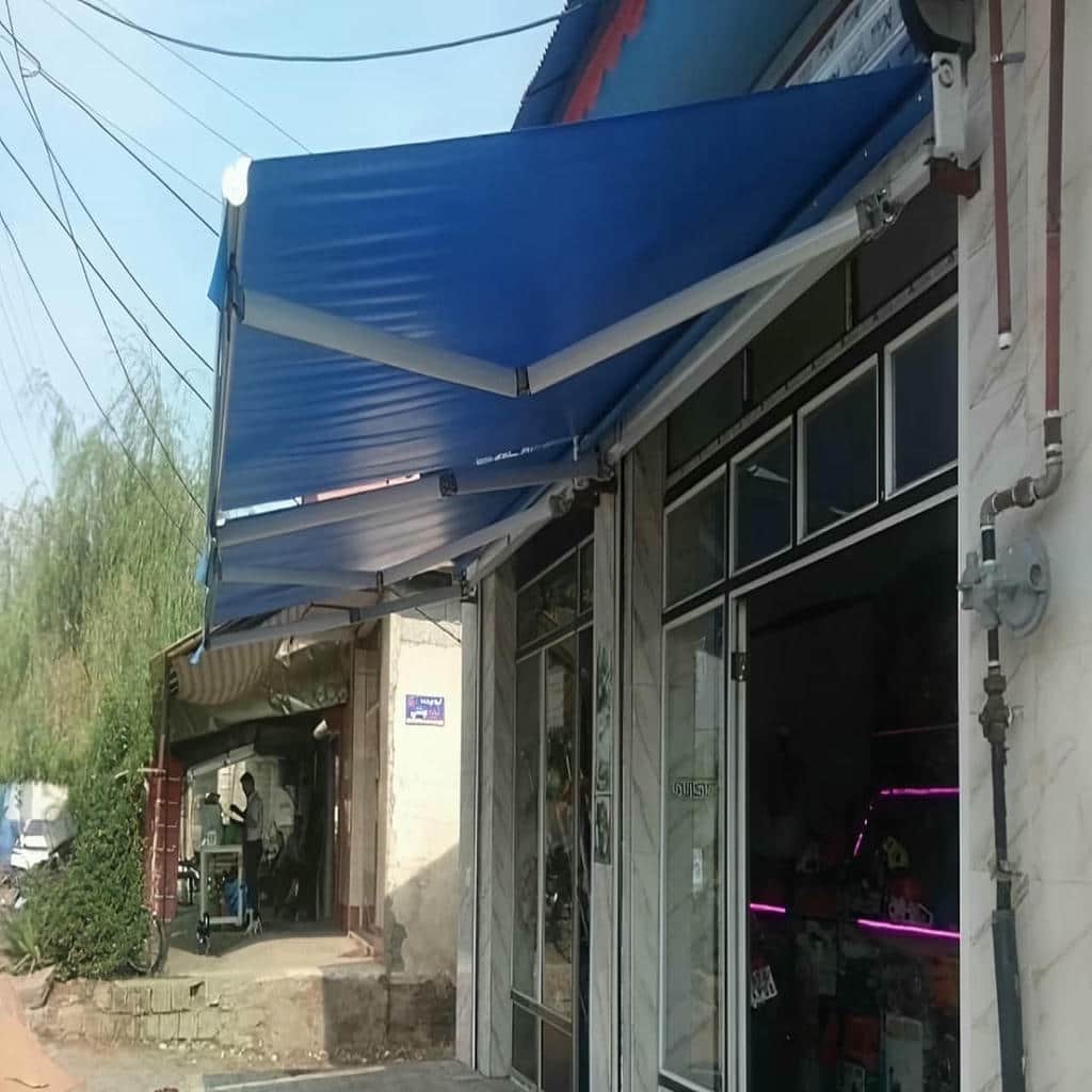 فروش سایبان برقی در همدان زمانی به نتیجه پایدار می‌رسد که مقاومت پوشش در برابر رطوبت فصلی، گردوغبار و تابش مستقیم آفتاب به‌صورت فنی ارزیابی شود. سایبان برقی در همدان به دلیل تغییرات دمایی و بارش‌های دوره‌ای، نیازمند سازه آلومینیومی مهندسی‌شده با پوشش مقاوم و اتصالات ضدزنگ است تا در بلندمدت دچار خوردگی یا افت رنگ نشود. در پروژه یک ساختمان اداری، استفاده از سایبان برقی لوکس با یراق تقویت‌شده نسبت به مدل سبک، پایداری بیشتری در برابر باد و باران ایجاد کرد؛ در مقابل، برای بالکن مسکونی سایبان بازویی مدرن با وزن کمتر و نصب ساده‌تر انتخاب شد. پارچه‌های باکیفیت اروپایی در مقایسه با نمونه معمولی، ثبات رنگ بهتری دارند و ظاهر سایبان نمای ساختمان را در برابر نور شدید حفظ می‌کنند. بی‌توجهی به کیفیت رنگ و لایه محافظ می‌تواند باعث پوسته‌شدن یا نیاز به بازسازی زودهنگام شود. قیمت وابسته به نوع متریال، ابعاد و سطح تجهیزات است و برای اطلاع از قیمت روز باید تماس مستقیم برقرار گردد. برای انتخاب دقیق سایبان برقی در همدان امکان دریافت پیشنهاد پوشش مناسب شرایط محل پیش از ثبت سفارش فراهم است. /p table tr th>عنوان</th th>توضیحات</th /tr tr