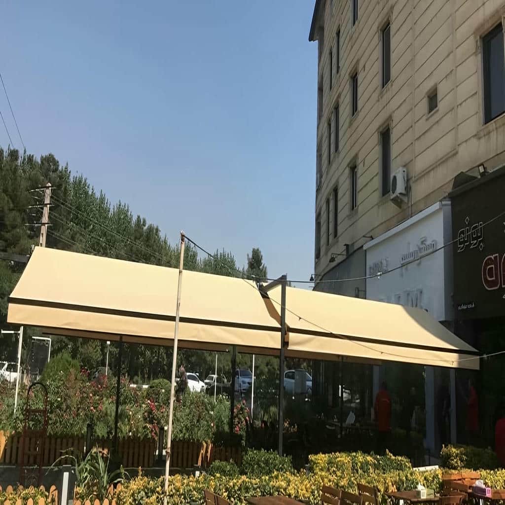 td>سایبان برقی در تهران با ساختار سایبان بازویی مدرن در صورت انتخاب یراق مقاوم از فشار اضافی بر اتصالات جلوگیری می‌کند.</td /tr tr