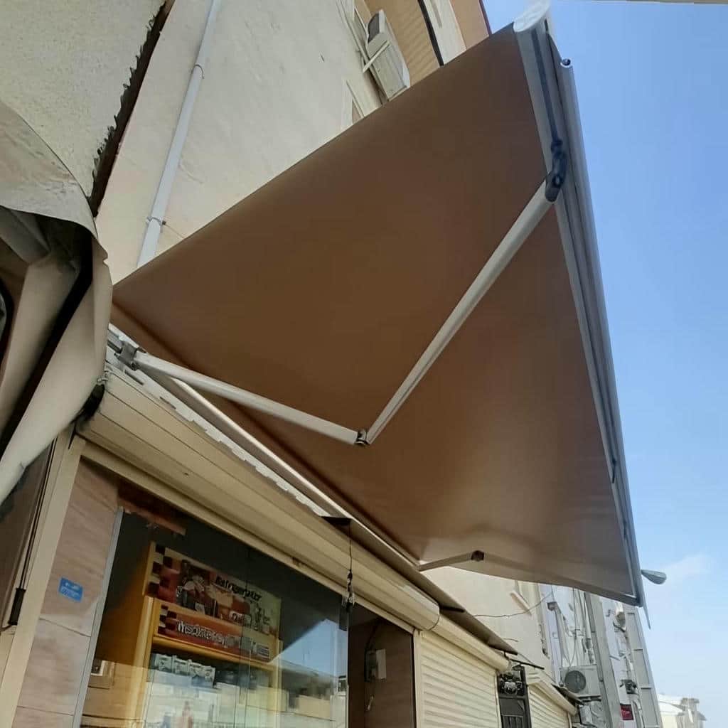 td>سایبان برقی در عظیمیه کرج در نسخه سایبان بازویی مدرن برای تراس&zwnj;های مسکونی نصب ساده&zwnj;تر و نگهداری آسان&zwnj;تری دارد.</td /tr tr