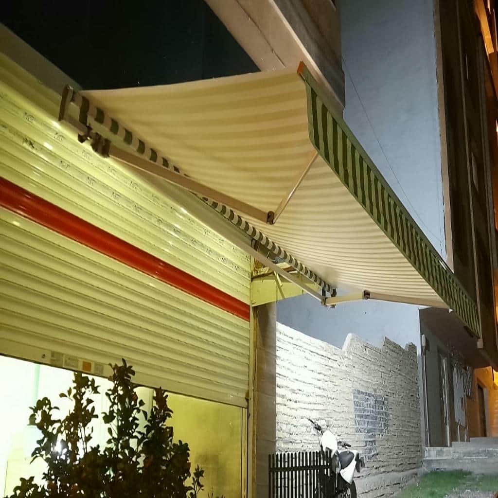 td>در سایبان برقی در تهران نسخه سایبان برقی لوکس با پارچههای باکیفیت اروپایی ثبات رنگ بهتری در آفتاب دارد.</td /tr tr