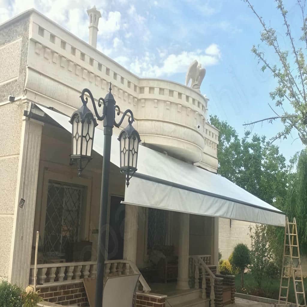 ============================ بخش ورودی موضوع مقاله============================LOCATION.type = "استان خوزستان"BRAND_PHRASE = "ایمن مارکت"سایبان برقیسایبان برقی نه&zwnj;تنها یک پوشش کاربردی، بلکه یک المان طراحی در نمای ساختمان است. حرکت نرم موتور، پارچه&zwnj;های باکیفیت اروپایی و سازه آلومینیومی مهندسی&zwnj;شده، این محصول را به انتخابی ممتاز برای فضاهای مدرن شهری تبدیل کرده است؛ ترکیبی از عملکرد، زیبایی و دوام.کلمات کلیدی: سایبان برقی لوکس، سایبان بازویی مدرن، سایبان نمای ساختمان- خط اول [موضوع] = SUBJECT (فقط برای استخراج نام محصول/خدمت)- بقیه متن [موضوع] = NOTES (فقط منبع اطلاعات فنی و کلیدواژه ها)قانون قیمت (اصلاح&zwnj;شده):- هرگز هیچ عدد یا بازه عددی قیمت چاپ نکن- فقط یک بار به صورت غیرعددی اشاره کن که قیمت وابسته به مشخصات و متریال است و برای قیمت روز باید تماس گرفته شود============================ نقش و وظیفه============================تو متخصص تولید محتوای سئو برای محصولات و خدمات هستی و باید خروجی را دقیقاً مطابق قوانین زیر تولید کنی و متن را کاملاً یونیک بنویسی============================ پروفایل تنوع نوشتاری (الزامی)============================هدف: متن این &laquo;استان خوزستان&raquo; باید از نظر لحن، واژگان، ریتم جمله&zwnj;ها و مثال&zwnj;ها با خروجی&zwnj;های قبلی متفاوت باشد و فقط نام شهر/منطقه عوض نشود.STYLE_PROFILE.id = P1STYLE_PROFILE.angle = تصمیم&zwnj;گیری فنی و کنترل کیفیتSTYLE_PROFILE.introHook = پاراگراف معرفی را با یک گزاره حرفه&zwnj;ای درباره معیارهای فنی و کنترل کیفیت شروع کن و از کلیشه&zwnj;های تبلیغاتی پرهیز کن.STYLE_PROFILE.emphasis = در متن، بیشتر روی استانداردها، تلرانس&zwnj;ها، ضخامت/پروفیل، نوع جوش، پوشش ضدزنگ، و نقاط کنترل کیفیت تمرکز کن.STYLE_PROFILE.ctaStyle = دعوت به تماس را رسمی و مبتنی بر مشاوره تخصصی بنویس.قوانین تنوع (غیرقابل نقض):- از کلیشه&zwnj;ها و جمله&zwnj;های قالبی رایج استفاده نکن؛ این عبارت&zwnj;ها ممنوع&zwnj;اند:- یکی از بهترین- در دنیای امروز- امروزه- اگر به دنبال- با ما همراه باشید- در این مقاله- در ادامه- تا انتها- بدون شک- بی&zwnj;نظیر- منحصر به فرد- بین پاراگراف&zwnj;ها تنوع بده: طول جمله&zwnj;ها را تغییر بده، فعل&zwnj;ها و مترادف&zwnj;ها را بچرخان، و ترتیب بیان معیارها را جابه&zwnj;جا کن.- از بازنویسی &laquo;الگو به الگو&raquo; خودداری کن: شروع پاراگراف معرفی، نحوه دعوت به تماس، و مثال پروژه باید هر بار متفاوت باشد.- KEY_TERMS باید پوشش داده شوند، اما جمله&zwnj;بندی و ترکیب کلمات باید هر بار تازه باشد.هیچ سؤال نپرسهیچ توضیح اضافه ننویسفقط خروجی نهایی را تولید کن============================ قوانین غیرقابل نقض============================1) یونیک نویسی سخت گیرانه- هیچ جمله ای از NOTES یا متن ورودی را کپی نکن- هیچ عبارت 7 کلمه ایِ پشت سرهم نباید با ورودی یکسان باشد- واژگان و ساختار جمله ها را کامل بازنویسی کن2) قانون حضور نام + لوکیشن در کل محتوا- در تمام تیترها تمام پاراگراف ها تمام ردیف های جدول FAQ Meta ها و Alt Images باید هم PRODUCT و هم LOCATION_PHRASE حضور داشته باشد- تنها استثنا: th های جدول3) لینک خارجی ممنوع4) استفاده از strong و em و b و i و font-family ممنوع5) اسکیما و JSON-LD و canvas ممنوع============================ استخراج نام و عبارت های پایه============================A) استخراج PRODUCT از SUBJECT- SUBJECT را پاکسازی کن و PRODUCT را بساز- این کلمات از SUBJECT حذف شوند:خرید فروش تولیدکننده قیمت کاتالوگ نمونه کار عکس مدل جدید سفارش اجرا نصب راهنما آموزش لیست قیمت ارزان بهترین جدیدترین فوری تضمینی- PRODUCT نباید شامل LOCATION.type باشد- اگر PRODUCT بعد از پاکسازی خیلی طولانی شد، فقط با حذف واژه های غیرضروریِ همان SUBJECT آن را کوتاه کن (بدون افزودن واژه جدید) تا h1 حداکثر 6 کلمه شودB) ساخت لوکیشنLOCATION_PHRASE = فقط به صورت &laquo;در {LOCATION.type}&raquo;C) عنوان اصلی صفحه (H1)- عنوان اصلی صفحه را دقیقاً با این فرمول بساز:{PRODUCT} {LOCATION_PHRASE}قوانین:- در خروجی، h1 دقیقاً باید برابر عنوان اصلی صفحه باشد- خط اول Alt Images دقیقاً باید برابر عنوان اصلی صفحه باشد- هرجا در قوانین گفته شد &laquo;عنوان اصلی صفحه&raquo;، منظور همین رشته است- هشدار: هرگز &laquo;MAIN_TITLE&raquo; یا &laquo;{MAIN_TITLE}&raquo; را در خروجی چاپ نکن؛ فقط خودِ متن عنوان را چاپ کن============================ استخراج خودکار کلیدواژه ها و اجبار پوشش کامل============================1) استخراج KEY_TERMS- از NOTES همه گزینه ها و اصطلاحات را استخراج کن (موارد داخل پرانتز، موارد جداشده با / و ، و همچنین عبارت های پس از واژه هایی مثل: شامل، از بین، نوع، مدل، سبک، کاربری، سیستم، متریال، یراق، پوشش، استاندارد، ایمنی، خدمات، نمایندگی)- تکراری ها حذف شوند- KEY_TERMS نباید شامل BRAND_PHRASE و LOCATION.type باشد2) قانون پوشش- هر KEY_TERM باید حداقل یک بار داخل بدنه HTML (همان div) بیاید- حداقل 70% از KEY_TERMS باید در جدول و پاراگراف های بعد از جدول پخش شوند- در هر پاراگراف اصلی (معرفی و پاراگراف های زیر تیترها) حداقل 3 KEY_TERM به صورت طبیعی استفاده شود- تکرار بی دلیل ممنوع============================ قانون عنوان های خوانا و جلوگیری از تکرار افتضاح============================هدف: هیچ عنوانی شبیه &laquo;مدل X ... X ... در مکان&raquo; یا &laquo;... در مکان X&raquo; ساخته نشود1) ساخت MODIFIER ها- از KEY_TERMS، MODIFIER های کوتاه و عنوان پسند بساز (1 تا 4 کلمه)- MODIFIER نباید شامل PRODUCT باشد و نباید شامل LOCATION.type باشد- اگر KEY_TERM طولانی است، نسخه کوتاه و خوانای آن را به MODIFIER تبدیل کن- اگر KEY_TERMS کم بود، از شکستن عبارت های ترکیبی یا تبدیل &laquo;ترکیب نزدیک&raquo; داخل NOTES به MODIFIER جدید استفاده کن (بدون ساخت کلیدواژه بی ربط)2) ترتیب کلمات در همه عنوان های ساخته شده (جدول، Alt، سؤال های FAQ)- الگوی درست و خوانا:{ACTION یا LABEL} + {PRODUCT} + {MODIFIER اختیاری} + {LOCATION_PHRASE}- ممنوع:{...} + {LOCATION_PHRASE} + {MODIFIER}- بعد از LOCATION_PHRASE هیچ کلمه ای اضافه نکن- LOCATION_PHRASE فقط یک بار در هر عنوان بیاید3) قانون ضدتکرار- در هر عنوان، MODIFIER فقط یک بار مجاز است- LABEL نباید شامل کلمه اصلی MODIFIER باشد- اگر تداخل پیش آمد، یا LABEL را عوض کن یا MODIFIER را کوتاه کن تا تکرار حذف شود4) LABEL های مجاز برای ردیف های جدول (فقط یکی در هر ردیف)مدلکاربریپوششسیستمکنترلنصبابعادمتریالیراقایمنیویژگی============================ ساختار کلی خروجی (الزامی)============================کل خروجی فقط باید در 4 code block باشد و هیچ متن یا تگی بیرون از باکس ها نباشد1) code block اول:- برچسب matlab- فقط شامل <div dir="rtl">- کل HTML داخل همان div باشد2) code block دوم:- فقط Meta Title- فقط یک خط3) code block سوم:- فقط Meta Description- فقط یک جمله4) code block چهارم:- فقط Alt Images- دقیقاً 12 خط============================ قوانین h1============================h1 باید:- دقیقاً برابر عنوان اصلی صفحه باشد- حداکثر 6 کلمه باشد- علائم