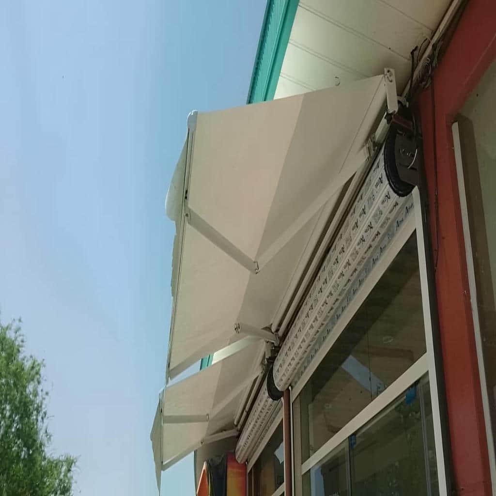 td>در سایبان برقی در سبزوار نسخه سایبان برقی لوکس با یراق تقویت&zwnj;شده برای ساختمان&zwnj;های کلاسیک یا دارای فرفورژه مناسب&zwnj;تر است.</td /tr tr