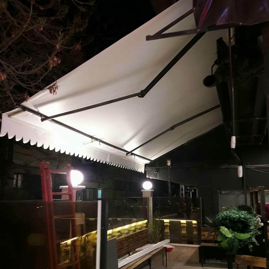 td>سایبان برقی در سمنان با ساختار سایبان بازویی مدرن اجرای ساده‌تری دارد و برای کاربری روزمره مناسب است.</td /tr tr