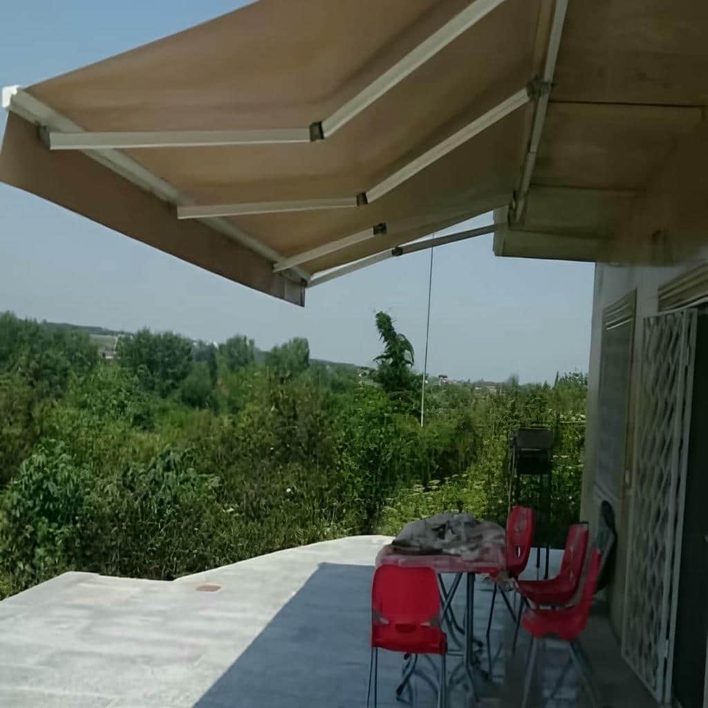 فروش سایبان برقی در پرند زمانی معنا پیدا می&zwnj;کند که طرح آن با خطوط معماری نما، فرم درب ورودی و سبک کلی ساختمان هم&zwnj;خوان باشد و صرفاً به&zwnj;عنوان یک پوشش جداگانه دیده نشود. سایبان برقی در پرند می&zwnj;تواند در نمای مدرن با خطوط صاف و رنگ&zwnj;های خنثی، یا در ساختمان&zwnj;های کلاسیک با جزئیات فرفورژه و قاب&zwnj;بندی شاخص، به&zwnj;گونه&zwnj;ای انتخاب شود که امتداد بصری نما را کامل کند. در پروژه&zwnj;های مسکونی جدید، سایبان برقی لوکس با پارچه&zwnj;های باکیفیت اروپایی و بازوی هماهنگ با سایبان نمای ساختمان جلوه&zwnj;ای یکپارچه ایجاد می&zwnj;کند، در حالی&zwnj;که برای فضاهای تجاری پرتردد، سایبان بازویی مدرن با سازه آلومینیومی مهندسی&zwnj;شده و یراق مقاوم اولویت دارد. حرکت نرم موتور و نحوه جمع شدن پارچه باید به&zwnj;گونه&zwnj;ای باشد که در حالت باز یا بسته، ریتم خطوط نما را برهم نزند. انتخاب ناهماهنگ از نظر رنگ، بافت یا ابعاد می&zwnj;تواند تعادل بصری ساختمان را مختل کند. قیمت وابسته به مشخصات فنی و نوع متریال است و برای دریافت قیمت روز لازم است تماس مستقیم برقرار شود. برای انتخاب دقیق سایبان برقی در پرند، امکان دریافت طرح پیشنهادی مطابق نما فراهم است تا سایبان برقی در پرند با معماری پروژه هماهنگ شود. /p table tr th>عنوان</th th>توضیحات</th /tr tr