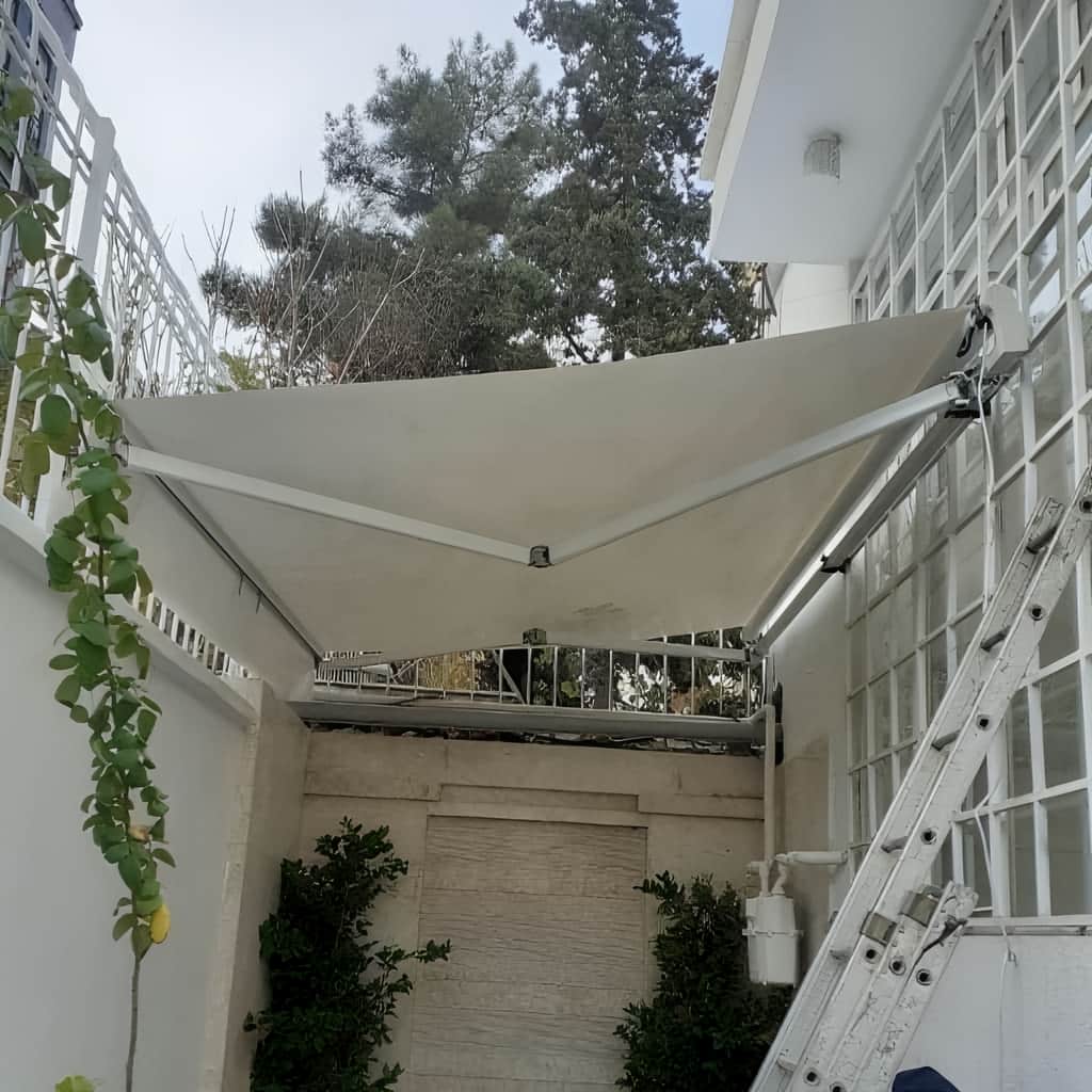 td>سایبان برقی در ملارد با ساختار سایبان بازویی مدرن برای دهانه عریض مناسب بوده و با یراق مقاوم اجرا می‌شود.</td /tr tr
