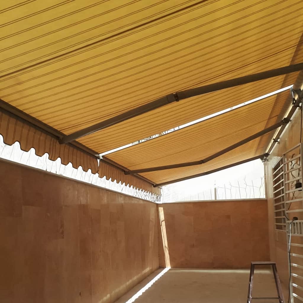 td>سایبان برقی در سبزوار با ساختار سایبان بازویی مدرن برای نماهای خطی و مینیمال هماهنگی بیشتری با درب و پنجره ایجاد می&zwnj;کند.</td /tr tr