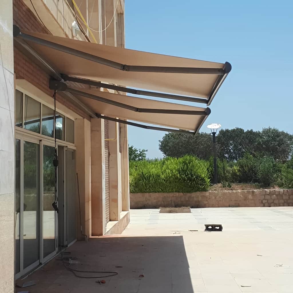 td>در سایبان برقی در محمودآباد نسخه سایبان برقی لوکس با یراق تقویت‌شده برای نماهای کلاسیک یا فرفورژه تناسب بیشتری دارد.</td /tr tr
