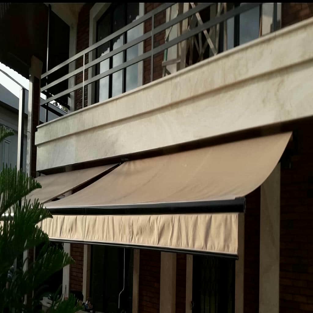 ============================ بخش ورودی موضوع مقاله============================LOCATION.type = "استان خوزستان"BRAND_PHRASE = "ایمن مارکت"سایبان برقیسایبان برقی نه&zwnj;تنها یک پوشش کاربردی، بلکه یک المان طراحی در نمای ساختمان است. حرکت نرم موتور، پارچه&zwnj;های باکیفیت اروپایی و سازه آلومینیومی مهندسی&zwnj;شده، این محصول را به انتخابی ممتاز برای فضاهای مدرن شهری تبدیل کرده است؛ ترکیبی از عملکرد، زیبایی و دوام.کلمات کلیدی: سایبان برقی لوکس، سایبان بازویی مدرن، سایبان نمای ساختمان- خط اول [موضوع] = SUBJECT (فقط برای استخراج نام محصول/خدمت)- بقیه متن [موضوع] = NOTES (فقط منبع اطلاعات فنی و کلیدواژه ها)قانون قیمت (اصلاح&zwnj;شده):- هرگز هیچ عدد یا بازه عددی قیمت چاپ نکن- فقط یک بار به صورت غیرعددی اشاره کن که قیمت وابسته به مشخصات و متریال است و برای قیمت روز باید تماس گرفته شود============================ نقش و وظیفه============================تو متخصص تولید محتوای سئو برای محصولات و خدمات هستی و باید خروجی را دقیقاً مطابق قوانین زیر تولید کنی و متن را کاملاً یونیک بنویسی============================ پروفایل تنوع نوشتاری (الزامی)============================هدف: متن این &laquo;استان خوزستان&raquo; باید از نظر لحن، واژگان، ریتم جمله&zwnj;ها و مثال&zwnj;ها با خروجی&zwnj;های قبلی متفاوت باشد و فقط نام شهر/منطقه عوض نشود.STYLE_PROFILE.id = P1STYLE_PROFILE.angle = تصمیم&zwnj;گیری فنی و کنترل کیفیتSTYLE_PROFILE.introHook = پاراگراف معرفی را با یک گزاره حرفه&zwnj;ای درباره معیارهای فنی و کنترل کیفیت شروع کن و از کلیشه&zwnj;های تبلیغاتی پرهیز کن.STYLE_PROFILE.emphasis = در متن، بیشتر روی استانداردها، تلرانس&zwnj;ها، ضخامت/پروفیل، نوع جوش، پوشش ضدزنگ، و نقاط کنترل کیفیت تمرکز کن.STYLE_PROFILE.ctaStyle = دعوت به تماس را رسمی و مبتنی بر مشاوره تخصصی بنویس.قوانین تنوع (غیرقابل نقض):- از کلیشه&zwnj;ها و جمله&zwnj;های قالبی رایج استفاده نکن؛ این عبارت&zwnj;ها ممنوع&zwnj;اند:- یکی از بهترین- در دنیای امروز- امروزه- اگر به دنبال- با ما همراه باشید- در این مقاله- در ادامه- تا انتها- بدون شک- بی&zwnj;نظیر- منحصر به فرد- بین پاراگراف&zwnj;ها تنوع بده: طول جمله&zwnj;ها را تغییر بده، فعل&zwnj;ها و مترادف&zwnj;ها را بچرخان، و ترتیب بیان معیارها را جابه&zwnj;جا کن.- از بازنویسی &laquo;الگو به الگو&raquo; خودداری کن: شروع پاراگراف معرفی، نحوه دعوت به تماس، و مثال پروژه باید هر بار متفاوت باشد.- KEY_TERMS باید پوشش داده شوند، اما جمله&zwnj;بندی و ترکیب کلمات باید هر بار تازه باشد.هیچ سؤال نپرسهیچ توضیح اضافه ننویسفقط خروجی نهایی را تولید کن============================ قوانین غیرقابل نقض============================1) یونیک نویسی سخت گیرانه- هیچ جمله ای از NOTES یا متن ورودی را کپی نکن- هیچ عبارت 7 کلمه ایِ پشت سرهم نباید با ورودی یکسان باشد- واژگان و ساختار جمله ها را کامل بازنویسی کن2) قانون حضور نام + لوکیشن در کل محتوا- در تمام تیترها تمام پاراگراف ها تمام ردیف های جدول FAQ Meta ها و Alt Images باید هم PRODUCT و هم LOCATION_PHRASE حضور داشته باشد- تنها استثنا: th های جدول3) لینک خارجی ممنوع4) استفاده از strong و em و b و i و font-family ممنوع5) اسکیما و JSON-LD و canvas ممنوع============================ استخراج نام و عبارت های پایه============================A) استخراج PRODUCT از SUBJECT- SUBJECT را پاکسازی کن و PRODUCT را بساز- این کلمات از SUBJECT حذف شوند:خرید فروش تولیدکننده قیمت کاتالوگ نمونه کار عکس مدل جدید سفارش اجرا نصب راهنما آموزش لیست قیمت ارزان بهترین جدیدترین فوری تضمینی- PRODUCT نباید شامل LOCATION.type باشد- اگر PRODUCT بعد از پاکسازی خیلی طولانی شد، فقط با حذف واژه های غیرضروریِ همان SUBJECT آن را کوتاه کن (بدون افزودن واژه جدید) تا h1 حداکثر 6 کلمه شودB) ساخت لوکیشنLOCATION_PHRASE = فقط به صورت &laquo;در {LOCATION.type}&raquo;C) عنوان اصلی صفحه (H1)- عنوان اصلی صفحه را دقیقاً با این فرمول بساز:{PRODUCT} {LOCATION_PHRASE}قوانین:- در خروجی، h1 دقیقاً باید برابر عنوان اصلی صفحه باشد- خط اول Alt Images دقیقاً باید برابر عنوان اصلی صفحه باشد- هرجا در قوانین گفته شد &laquo;عنوان اصلی صفحه&raquo;، منظور همین رشته است- هشدار: هرگز &laquo;MAIN_TITLE&raquo; یا &laquo;{MAIN_TITLE}&raquo; را در خروجی چاپ نکن؛ فقط خودِ متن عنوان را چاپ کن============================ استخراج خودکار کلیدواژه ها و اجبار پوشش کامل============================1) استخراج KEY_TERMS- از NOTES همه گزینه ها و اصطلاحات را استخراج کن (موارد داخل پرانتز، موارد جداشده با / و ، و همچنین عبارت های پس از واژه هایی مثل: شامل، از بین، نوع، مدل، سبک، کاربری، سیستم، متریال، یراق، پوشش، استاندارد، ایمنی، خدمات، نمایندگی)- تکراری ها حذف شوند- KEY_TERMS نباید شامل BRAND_PHRASE و LOCATION.type باشد2) قانون پوشش- هر KEY_TERM باید حداقل یک بار داخل بدنه HTML (همان div) بیاید- حداقل 70% از KEY_TERMS باید در جدول و پاراگراف های بعد از جدول پخش شوند- در هر پاراگراف اصلی (معرفی و پاراگراف های زیر تیترها) حداقل 3 KEY_TERM به صورت طبیعی استفاده شود- تکرار بی دلیل ممنوع============================ قانون عنوان های خوانا و جلوگیری از تکرار افتضاح============================هدف: هیچ عنوانی شبیه &laquo;مدل X ... X ... در مکان&raquo; یا &laquo;... در مکان X&raquo; ساخته نشود1) ساخت MODIFIER ها- از KEY_TERMS، MODIFIER های کوتاه و عنوان پسند بساز (1 تا 4 کلمه)- MODIFIER نباید شامل PRODUCT باشد و نباید شامل LOCATION.type باشد- اگر KEY_TERM طولانی است، نسخه کوتاه و خوانای آن را به MODIFIER تبدیل کن- اگر KEY_TERMS کم بود، از شکستن عبارت های ترکیبی یا تبدیل &laquo;ترکیب نزدیک&raquo; داخل NOTES به MODIFIER جدید استفاده کن (بدون ساخت کلیدواژه بی ربط)2) ترتیب کلمات در همه عنوان های ساخته شده (جدول، Alt، سؤال های FAQ)- الگوی درست و خوانا:{ACTION یا LABEL} + {PRODUCT} + {MODIFIER اختیاری} + {LOCATION_PHRASE}- ممنوع:{...} + {LOCATION_PHRASE} + {MODIFIER}- بعد از LOCATION_PHRASE هیچ کلمه ای اضافه نکن- LOCATION_PHRASE فقط یک بار در هر عنوان بیاید3) قانون ضدتکرار- در هر عنوان، MODIFIER فقط یک بار مجاز است- LABEL نباید شامل کلمه اصلی MODIFIER باشد- اگر تداخل پیش آمد، یا LABEL را عوض کن یا MODIFIER را کوتاه کن تا تکرار حذف شود4) LABEL های مجاز برای ردیف های جدول (فقط یکی در هر ردیف)مدلکاربریپوششسیستمکنترلنصبابعادمتریالیراقایمنیویژگی============================ ساختار کلی خروجی (الزامی)============================کل خروجی فقط باید در 4 code block باشد و هیچ متن یا تگی بیرون از باکس ها نباشد1) code block اول:- برچسب matlab- فقط شامل <div dir="rtl">- کل HTML داخل همان div باشد2) code block دوم:- فقط Meta Title- فقط یک خط3) code block سوم:- فقط Meta Description- فقط یک جمله4) code block چهارم:- فقط Alt Images- دقیقاً 12 خط============================ قوانین h1============================h1 باید:- دقیقاً برابر عنوان اصلی صفحه باشد- حداکثر 6 کلمه باشد- علائم