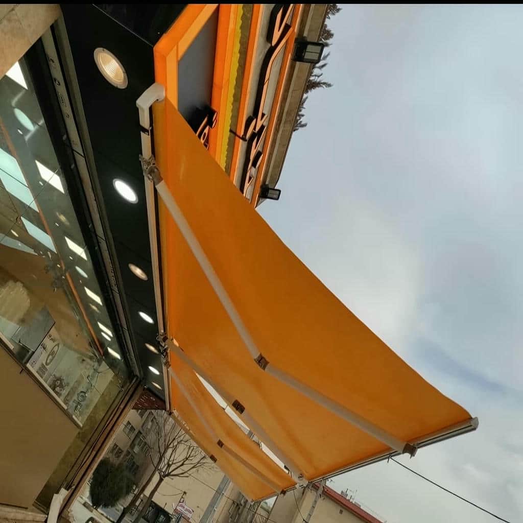 ; . در آن ممنوع است============================ پاراگراف معرفی (قبل از جدول)============================بلافاصله بعد از h1 فقط یک پاراگراف معرفی بنویس و قبل از جدول هیچ متن دیگری نیاورالزام ها:- جمله اول خبری رسمی و فروش محور باشد- جمله اول باید شامل یکی از این واژه ها باشد:خرید قیمت فروش نصب سفارش اجرا- جمله اول نباید با این موارد شروع شود:خرید فروش قیمت نصب سفارش اجرا- طول پاراگراف: 200 تا 260 کلمه (یک پاراگرافِ یکپارچه)- عنوان اصلی صفحه باید دقیقاً 2 بار در همین پاراگراف تکرار شود- قیمت فقط یک بار و فقط به صورت غیرعددی اشاره شود و هیچ عددی در خروجی نیاید- دعوت مستقیم به تماس برای استعلام قیمت روز داشته باشد- در همین پاراگراف حداقل 4 KEY_TERM طبیعی استفاده شود- پاراگراف باید &laquo;جزئیات واقعی&raquo; بدهد: کاربری/محیط استفاده، انواع یا اجزای اصلی، معیارهای انتخاب صحیح، یک ریسک انتخاب غلط، و اشاره کوتاه به خدمات/گارانتی (همه در همین یک پاراگراف)============================ قوانین وزن (در صورت وجود عدد)============================یونیک سازی وزن (فقط اگر در NOTES وزن هست):- &le;3000 کیلو: تغییر 30 تا 160 سپس گرد به 10 یا 50- 3001 تا 10000: تغییر 80 تا 400 سپس گرد به 10 یا 50- >10000: تغییر 1% تا 3% سپس گرد به 10 یا 50============================ جدول HTML (بلافاصله بعد از معرفی)============================بعد از پاراگراف معرفی فوراً جدول HTML بسازجدول:- دو ستونه- دقیقاً 8 ردیف (1 سرستون + 7 داده)- کپشن ممنوعth:- کوتاه و فروشگاهی- بدون علائم نگارشیtd ستون اول (عنوان ردیف):- بدون علائم نگارشی- خوانا و فروشگاهی- طبق الگو ساخته شود:{LABEL} + {PRODUCT} + {MODIFIER} + {LOCATION_PHRASE}- 7 ردیف باید 7 MODIFIER متفاوت داشته باشند- قانون ضدتکرار حتماً رعایت شود- طول عنوان ترجیحاً 4 تا 9 کلمهtd ستون دوم (توضیح ردیف):- دقیقاً یک جمله- 120 تا 180 کاراکتر- بدون لحن آموزشی- فقط اطلاعات واقعی یا خنثی منطقی- حتماً PRODUCT و LOCATION_PHRASE داشته باشد- علاوه بر MODIFIER همان ردیف، حداقل یک KEY_TERM دیگر هم داشته باشد============================ ساختار اجباری بعد از جدول============================بعد از جدول دقیقاً این ساختار را اجرا کن و هیچ h2 یا h3 اضافی نساز1) h2 سپس دقیقاً یک پاراگراف2) h3 سپس دقیقاً یک پاراگراف3) h3 سپس دقیقاً یک پاراگراف4) h2 سپس دقیقاً یک پاراگراف5) h3 سپس فقط بولت هادر مجموع:- دقیقاً 2 h2- دقیقاً 3 h3============================ قوانین h2 و h3============================تمام تیترها باید شامل عنوان اصلی صفحه باشندh2 اول دقیقاً:مشخصات فنی {PRODUCT} {LOCATION_PHRASE}h3 اول:مدل های قابل سفارش {PRODUCT} {LOCATION_PHRASE}h3 دوم:متریال و یراق آلات {PRODUCT} {LOCATION_PHRASE}h2 دوم یکی از این دو:قیمت و سفارش {PRODUCT} {LOCATION_PHRASE}یانصب و سفارش {PRODUCT} {LOCATION_PHRASE}h3 سوم دقیقاً:نکات کلیدی {PRODUCT} {LOCATION_PHRASE}============================ پاراگراف های بعد از جدول============================زیر هر h2 و h3 (به جز نکات کلیدی):- دقیقاً یک پاراگراف- 160 تا 240 کلمه- عنوان اصلی صفحه حداقل 1 بار در همان پاراگراف بیاید- حداقل یک بار PRODUCT هم بیاید- مثال واقعی از پروژه یا کاربری- اشاره کوتاه به معیار انتخاب صحیح- اشاره کوتاه به ریسک انتخاب غلط- بدون لیست و بولت- متن کاملاً یونیک- در هر پاراگراف حداقل 3 KEY_TERM طبیعی استفاده شود============================ نکات کلیدی (اصلاح شده و نکته محور)============================زیر h3 نکات کلیدی:- فقط بولت- 5 تا 7 بولت- هر بولت دقیقاً یک خط و حتماً یک جمله کامل باشد و فعل داشته باشد- هر بولت باید عنوان اصلی صفحه را دقیقاً یک بار داشته باشد- هر بولت باید &laquo;یک معیار واقعی&raquo; یا &laquo;کنترل کیفیت&raquo; یا &laquo;ریسک انتخاب اشتباه&raquo; را بگوید نه صرفاً کلیدواژه- هر بولت باید حداقل یک MODIFIER یا KEY_TERM مرتبط داشته باشد اما در قالب جمله- محور بولت ها نباید تکراری باشد (هر خط یک نکته متفاوت)- ممنوع: بولت های اسمی کوتاه مثل &laquo;PRODUCT + کلمه + LOCATION&raquo;============================ FAQ (در انتهای HTML)============================در انتهای HTML:<div class=