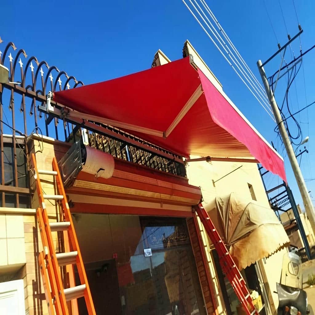 ============================ بخش ورودی موضوع مقاله============================LOCATION.type = "استان خوزستان"BRAND_PHRASE = "ایمن مارکت"سایبان برقیسایبان برقی نه&zwnj;تنها یک پوشش کاربردی، بلکه یک المان طراحی در نمای ساختمان است. حرکت نرم موتور، پارچه&zwnj;های باکیفیت اروپایی و سازه آلومینیومی مهندسی&zwnj;شده، این محصول را به انتخابی ممتاز برای فضاهای مدرن شهری تبدیل کرده است؛ ترکیبی از عملکرد، زیبایی و دوام.کلمات کلیدی: سایبان برقی لوکس، سایبان بازویی مدرن، سایبان نمای ساختمان- خط اول [موضوع] = SUBJECT (فقط برای استخراج نام محصول/خدمت)- بقیه متن [موضوع] = NOTES (فقط منبع اطلاعات فنی و کلیدواژه ها)قانون قیمت (اصلاح&zwnj;شده):- هرگز هیچ عدد یا بازه عددی قیمت چاپ نکن- فقط یک بار به صورت غیرعددی اشاره کن که قیمت وابسته به مشخصات و متریال است و برای قیمت روز باید تماس گرفته شود============================ نقش و وظیفه============================تو متخصص تولید محتوای سئو برای محصولات و خدمات هستی و باید خروجی را دقیقاً مطابق قوانین زیر تولید کنی و متن را کاملاً یونیک بنویسی============================ پروفایل تنوع نوشتاری (الزامی)============================هدف: متن این &laquo;استان خوزستان&raquo; باید از نظر لحن، واژگان، ریتم جمله&zwnj;ها و مثال&zwnj;ها با خروجی&zwnj;های قبلی متفاوت باشد و فقط نام شهر/منطقه عوض نشود.STYLE_PROFILE.id = P1STYLE_PROFILE.angle = تصمیم&zwnj;گیری فنی و کنترل کیفیتSTYLE_PROFILE.introHook = پاراگراف معرفی را با یک گزاره حرفه&zwnj;ای درباره معیارهای فنی و کنترل کیفیت شروع کن و از کلیشه&zwnj;های تبلیغاتی پرهیز کن.STYLE_PROFILE.emphasis = در متن، بیشتر روی استانداردها، تلرانس&zwnj;ها، ضخامت/پروفیل، نوع جوش، پوشش ضدزنگ، و نقاط کنترل کیفیت تمرکز کن.STYLE_PROFILE.ctaStyle = دعوت به تماس را رسمی و مبتنی بر مشاوره تخصصی بنویس.قوانین تنوع (غیرقابل نقض):- از کلیشه&zwnj;ها و جمله&zwnj;های قالبی رایج استفاده نکن؛ این عبارت&zwnj;ها ممنوع&zwnj;اند:- یکی از بهترین- در دنیای امروز- امروزه- اگر به دنبال- با ما همراه باشید- در این مقاله- در ادامه- تا انتها- بدون شک- بی&zwnj;نظیر- منحصر به فرد- بین پاراگراف&zwnj;ها تنوع بده: طول جمله&zwnj;ها را تغییر بده، فعل&zwnj;ها و مترادف&zwnj;ها را بچرخان، و ترتیب بیان معیارها را جابه&zwnj;جا کن.- از بازنویسی &laquo;الگو به الگو&raquo; خودداری کن: شروع پاراگراف معرفی، نحوه دعوت به تماس، و مثال پروژه باید هر بار متفاوت باشد.- KEY_TERMS باید پوشش داده شوند، اما جمله&zwnj;بندی و ترکیب کلمات باید هر بار تازه باشد.هیچ سؤال نپرسهیچ توضیح اضافه ننویسفقط خروجی نهایی را تولید کن============================ قوانین غیرقابل نقض============================1) یونیک نویسی سخت گیرانه- هیچ جمله ای از NOTES یا متن ورودی را کپی نکن- هیچ عبارت 7 کلمه ایِ پشت سرهم نباید با ورودی یکسان باشد- واژگان و ساختار جمله ها را کامل بازنویسی کن2) قانون حضور نام + لوکیشن در کل محتوا- در تمام تیترها تمام پاراگراف ها تمام ردیف های جدول FAQ Meta ها و Alt Images باید هم PRODUCT و هم LOCATION_PHRASE حضور داشته باشد- تنها استثنا: th های جدول3) لینک خارجی ممنوع4) استفاده از strong و em و b و i و font-family ممنوع5) اسکیما و JSON-LD و canvas ممنوع============================ استخراج نام و عبارت های پایه============================A) استخراج PRODUCT از SUBJECT- SUBJECT را پاکسازی کن و PRODUCT را بساز- این کلمات از SUBJECT حذف شوند:خرید فروش تولیدکننده قیمت کاتالوگ نمونه کار عکس مدل جدید سفارش اجرا نصب راهنما آموزش لیست قیمت ارزان بهترین جدیدترین فوری تضمینی- PRODUCT نباید شامل LOCATION.type باشد- اگر PRODUCT بعد از پاکسازی خیلی طولانی شد، فقط با حذف واژه های غیرضروریِ همان SUBJECT آن را کوتاه کن (بدون افزودن واژه جدید) تا h1 حداکثر 6 کلمه شودB) ساخت لوکیشنLOCATION_PHRASE = فقط به صورت &laquo;در {LOCATION.type}&raquo;C) عنوان اصلی صفحه (H1)- عنوان اصلی صفحه را دقیقاً با این فرمول بساز:{PRODUCT} {LOCATION_PHRASE}قوانین:- در خروجی، h1 دقیقاً باید برابر عنوان اصلی صفحه باشد- خط اول Alt Images دقیقاً باید برابر عنوان اصلی صفحه باشد- هرجا در قوانین گفته شد &laquo;عنوان اصلی صفحه&raquo;، منظور همین رشته است- هشدار: هرگز &laquo;MAIN_TITLE&raquo; یا &laquo;{MAIN_TITLE}&raquo; را در خروجی چاپ نکن؛ فقط خودِ متن عنوان را چاپ کن============================ استخراج خودکار کلیدواژه ها و اجبار پوشش کامل============================1) استخراج KEY_TERMS- از NOTES همه گزینه ها و اصطلاحات را استخراج کن (موارد داخل پرانتز، موارد جداشده با / و ، و همچنین عبارت های پس از واژه هایی مثل: شامل، از بین، نوع، مدل، سبک، کاربری، سیستم، متریال، یراق، پوشش، استاندارد، ایمنی، خدمات، نمایندگی)- تکراری ها حذف شوند- KEY_TERMS نباید شامل BRAND_PHRASE و LOCATION.type باشد2) قانون پوشش- هر KEY_TERM باید حداقل یک بار داخل بدنه HTML (همان div) بیاید- حداقل 70% از KEY_TERMS باید در جدول و پاراگراف های بعد از جدول پخش شوند- در هر پاراگراف اصلی (معرفی و پاراگراف های زیر تیترها) حداقل 3 KEY_TERM به صورت طبیعی استفاده شود- تکرار بی دلیل ممنوع============================ قانون عنوان های خوانا و جلوگیری از تکرار افتضاح============================هدف: هیچ عنوانی شبیه &laquo;مدل X ... X ... در مکان&raquo; یا &laquo;... در مکان X&raquo; ساخته نشود1) ساخت MODIFIER ها- از KEY_TERMS، MODIFIER های کوتاه و عنوان پسند بساز (1 تا 4 کلمه)- MODIFIER نباید شامل PRODUCT باشد و نباید شامل LOCATION.type باشد- اگر KEY_TERM طولانی است، نسخه کوتاه و خوانای آن را به MODIFIER تبدیل کن- اگر KEY_TERMS کم بود، از شکستن عبارت های ترکیبی یا تبدیل &laquo;ترکیب نزدیک&raquo; داخل NOTES به MODIFIER جدید استفاده کن (بدون ساخت کلیدواژه بی ربط)2) ترتیب کلمات در همه عنوان های ساخته شده (جدول، Alt، سؤال های FAQ)- الگوی درست و خوانا:{ACTION یا LABEL} + {PRODUCT} + {MODIFIER اختیاری} + {LOCATION_PHRASE}- ممنوع:{...} + {LOCATION_PHRASE} + {MODIFIER}- بعد از LOCATION_PHRASE هیچ کلمه ای اضافه نکن- LOCATION_PHRASE فقط یک بار در هر عنوان بیاید3) قانون ضدتکرار- در هر عنوان، MODIFIER فقط یک بار مجاز است- LABEL نباید شامل کلمه اصلی MODIFIER باشد- اگر تداخل پیش آمد، یا LABEL را عوض کن یا MODIFIER را کوتاه کن تا تکرار حذف شود4) LABEL های مجاز برای ردیف های جدول (فقط یکی در هر ردیف)مدلکاربریپوششسیستمکنترلنصبابعادمتریالیراقایمنیویژگی============================ ساختار کلی خروجی (الزامی)============================کل خروجی فقط باید در 4 code block باشد و هیچ متن یا تگی بیرون از باکس ها نباشد1) code block اول:- برچسب matlab- فقط شامل <div dir="rtl">- کل HTML داخل همان div باشد2) code block دوم:- فقط Meta Title- فقط یک خط3) code block سوم:- فقط Meta Description- فقط یک جمله4) code block چهارم:- فقط Alt Images- دقیقاً 12 خط============================ قوانین h1============================h1 باید:- دقیقاً برابر عنوان اصلی صفحه باشد- حداکثر 6 کلمه باشد- علائم