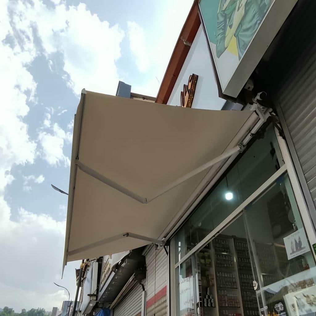 td>سایبان برقی در قشم با فرم سایبان بازویی مدرن و خطوط هماهنگ با نما برای ساختمان&zwnj;های مینیمال اجرا می&zwnj;شود.</td /tr tr