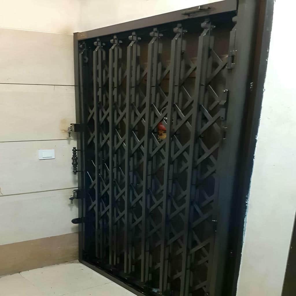 درب آکاردئونی در شیراز