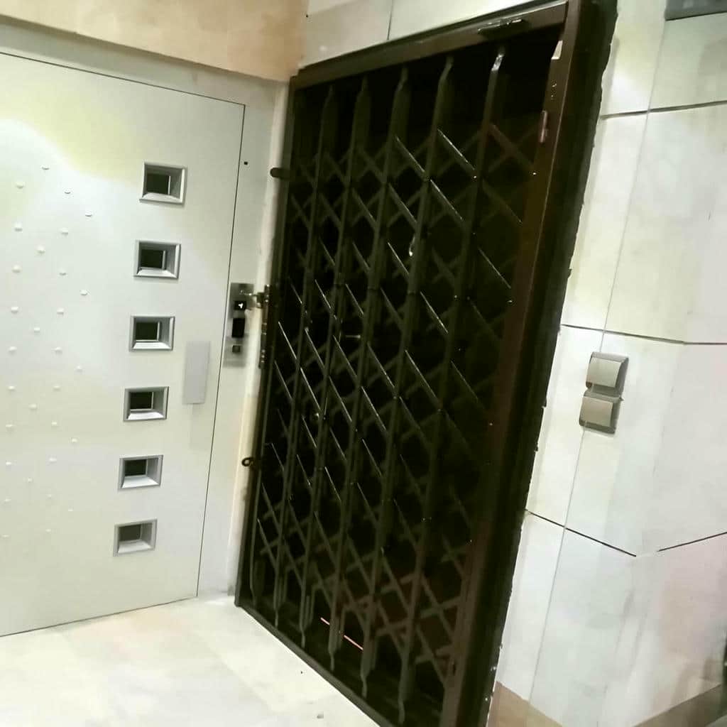 درب آکاردئونی در استان خوزستان
