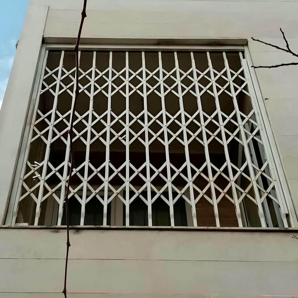 درب آکاردئونی در سیرجان