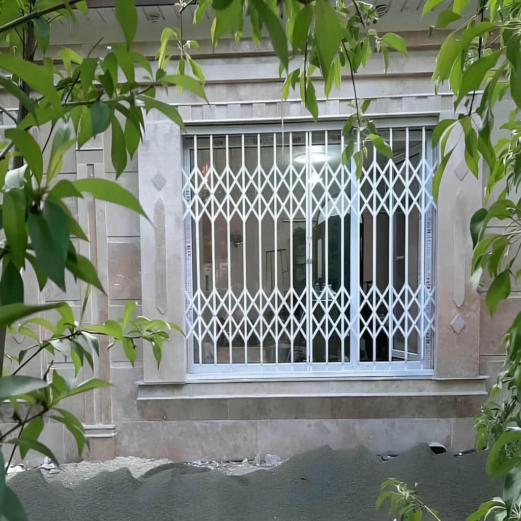 درب آکاردئونی در نیشابور