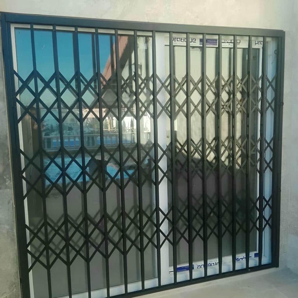 نصب درب آکاردئونی اتصالات دقیق در محمودآباد