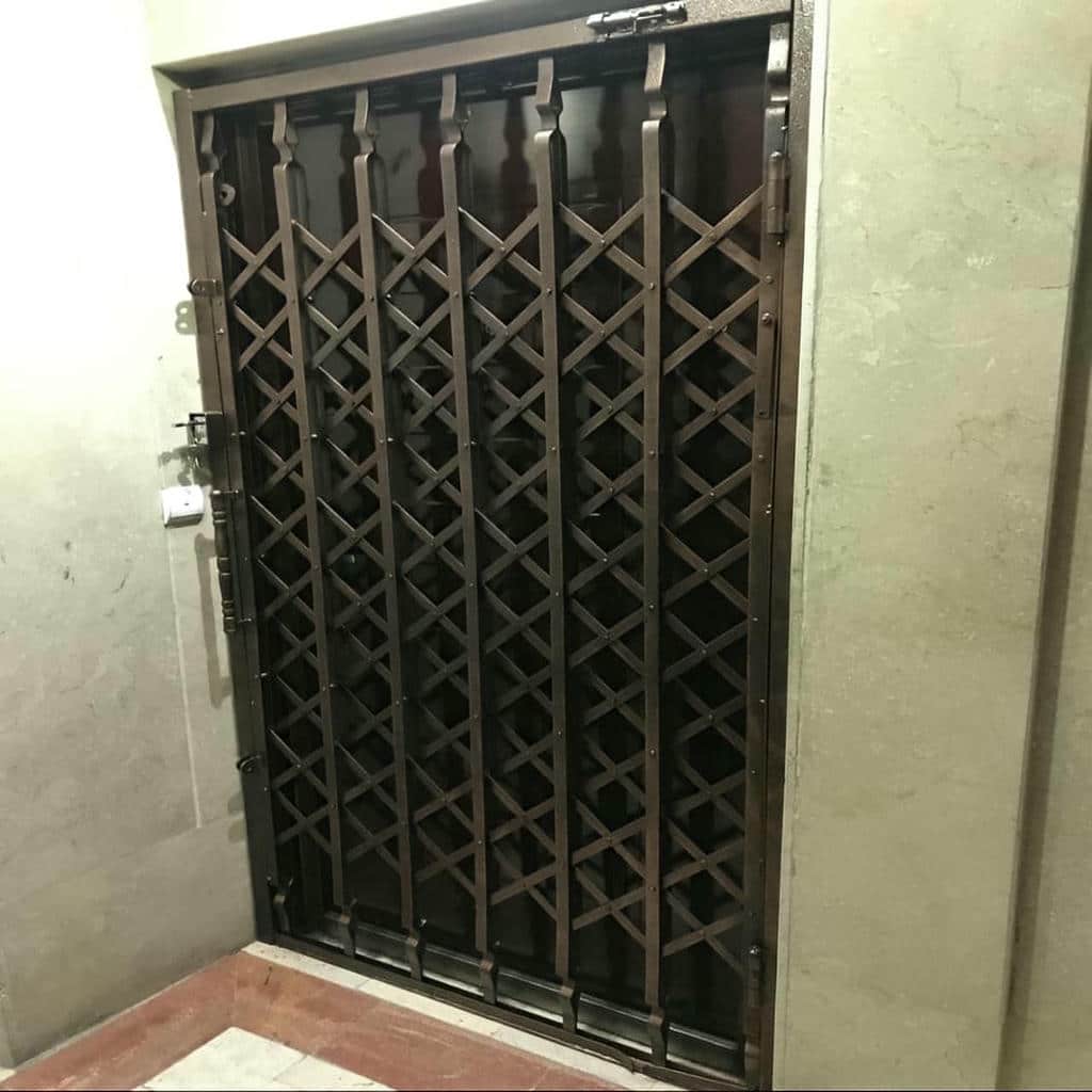 درب آکاردئونی در رشت