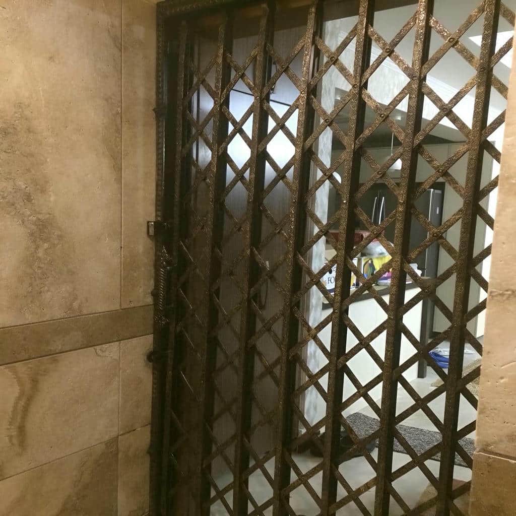 کارخانه درب آکاردئونی اتصالات دقیق در اندیشه
