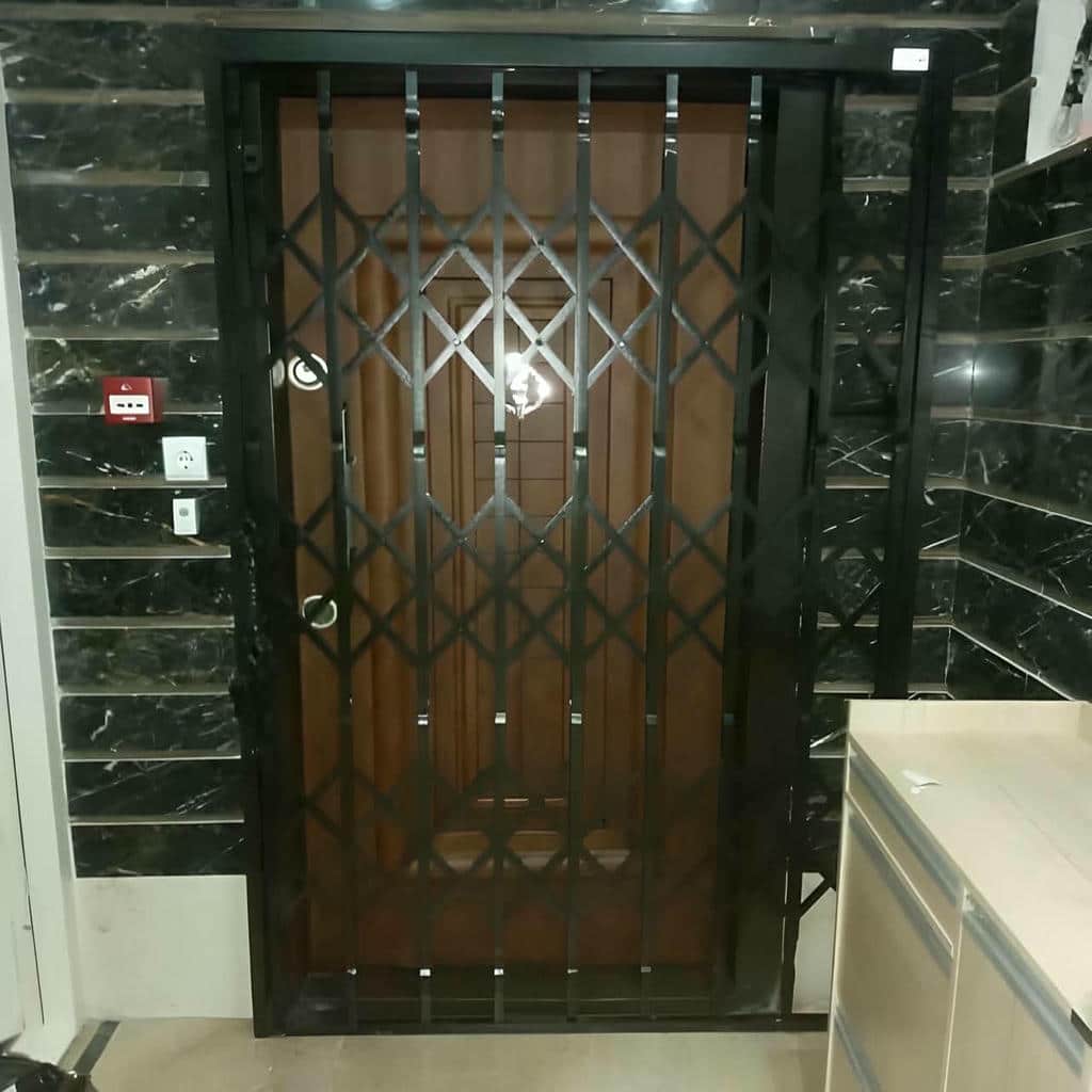 درب آکاردئونی در بندر ماهشهر