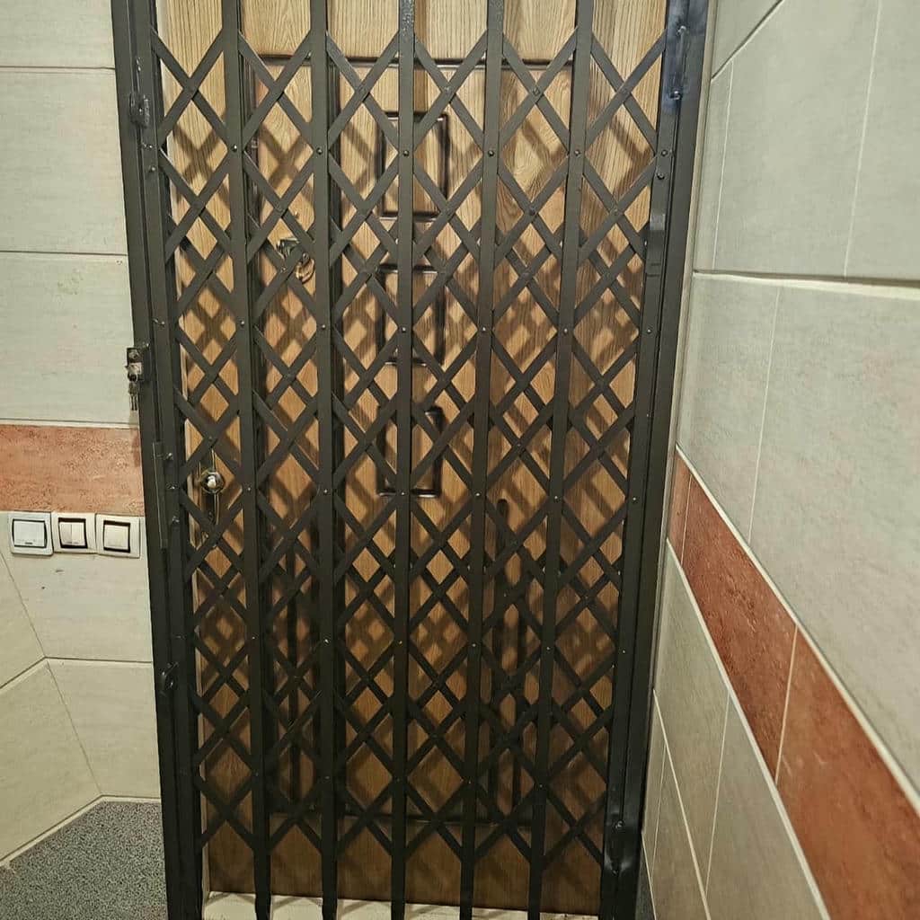 نصب درب آکاردئونی تراز دقیق در قم