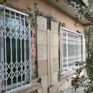 درب آکاردئونی در کاشان
