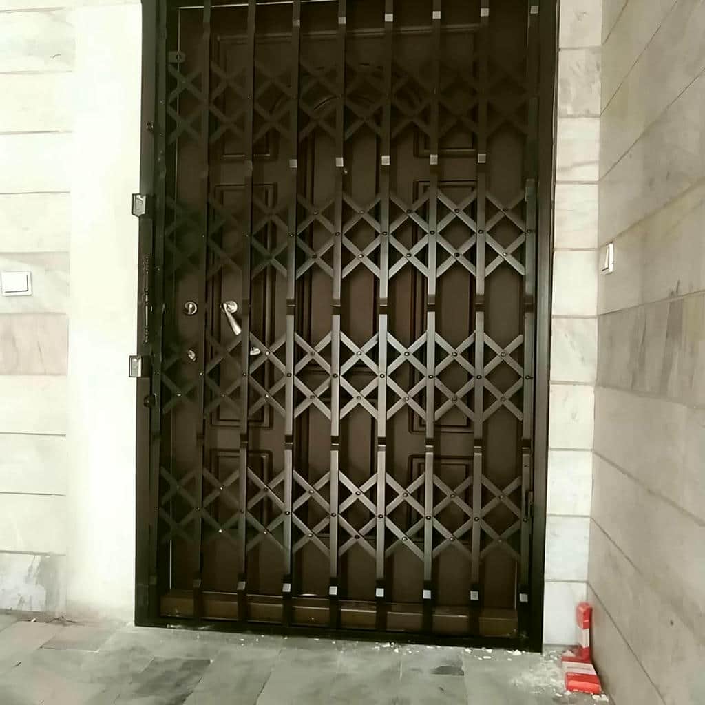 نصب درب آکاردئونی اتصالات دقیق در گنبدکاووس