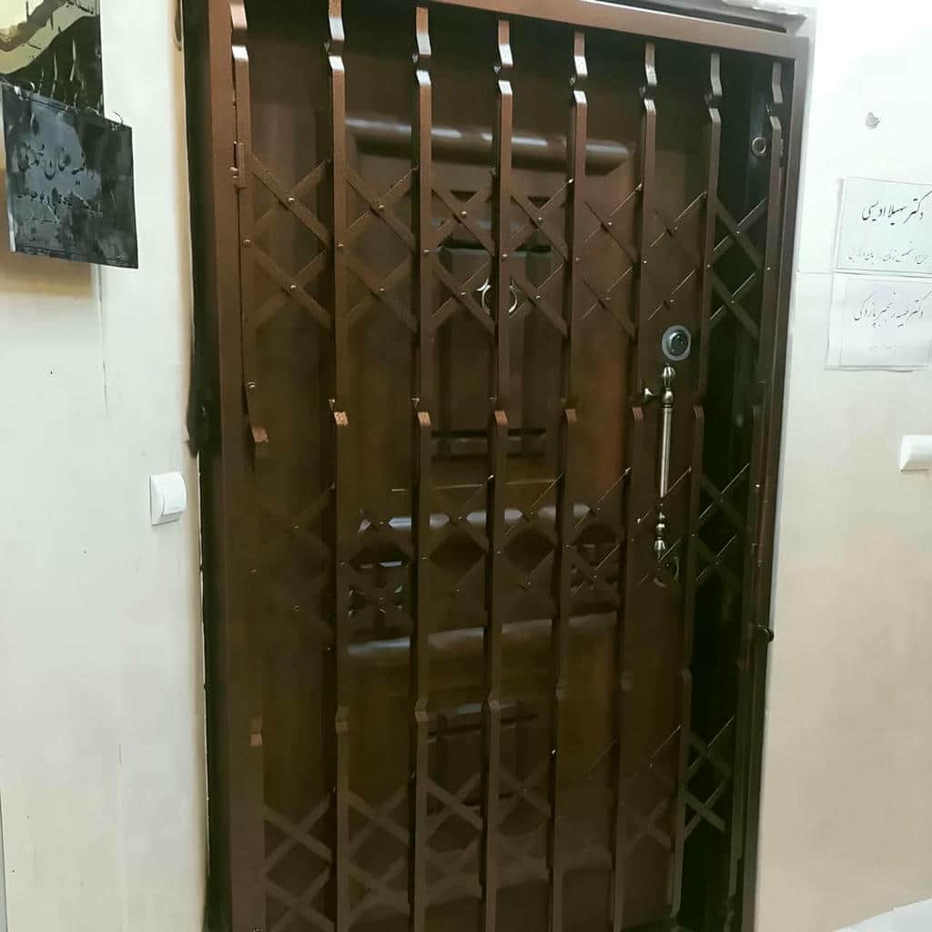 درب آکاردئونی در بندر دیلم