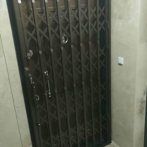 درب آکاردئونی در مشهد
