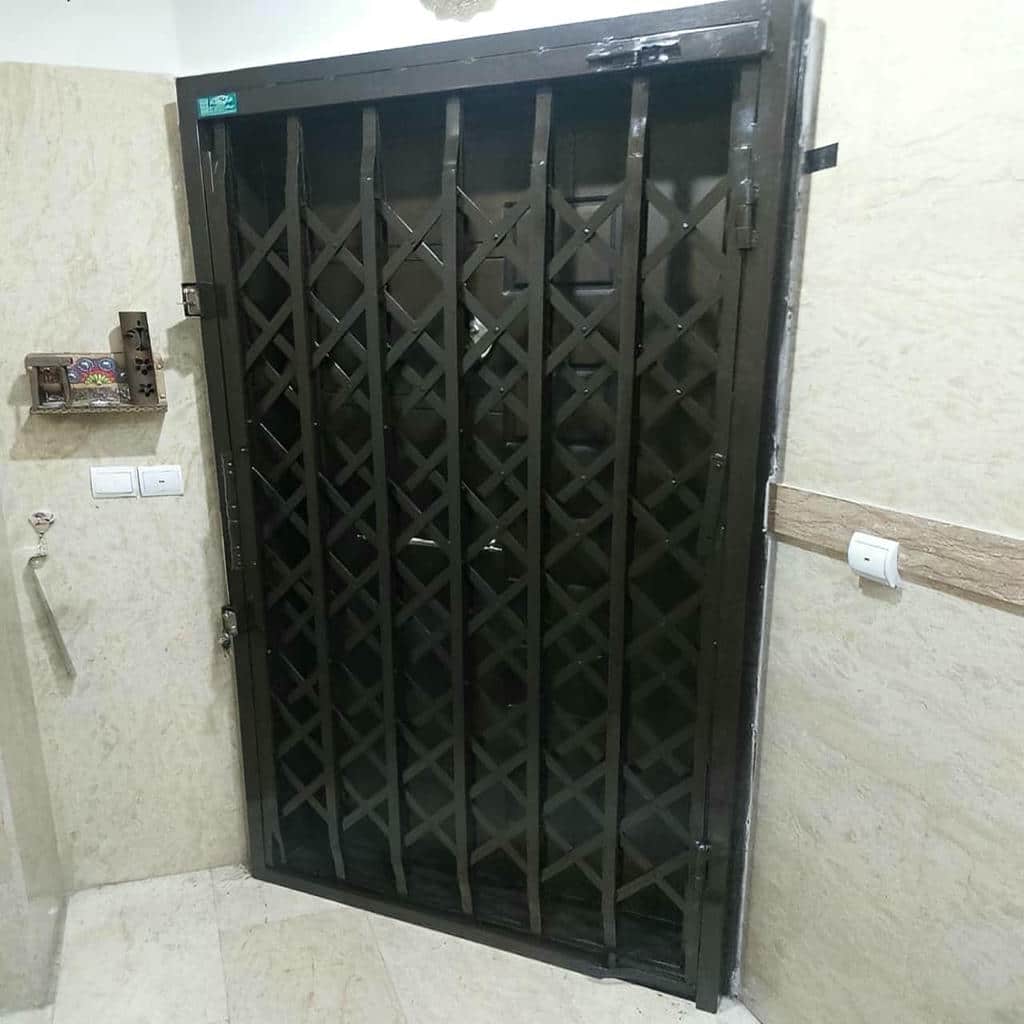 درب آکاردئونی در نوشهر