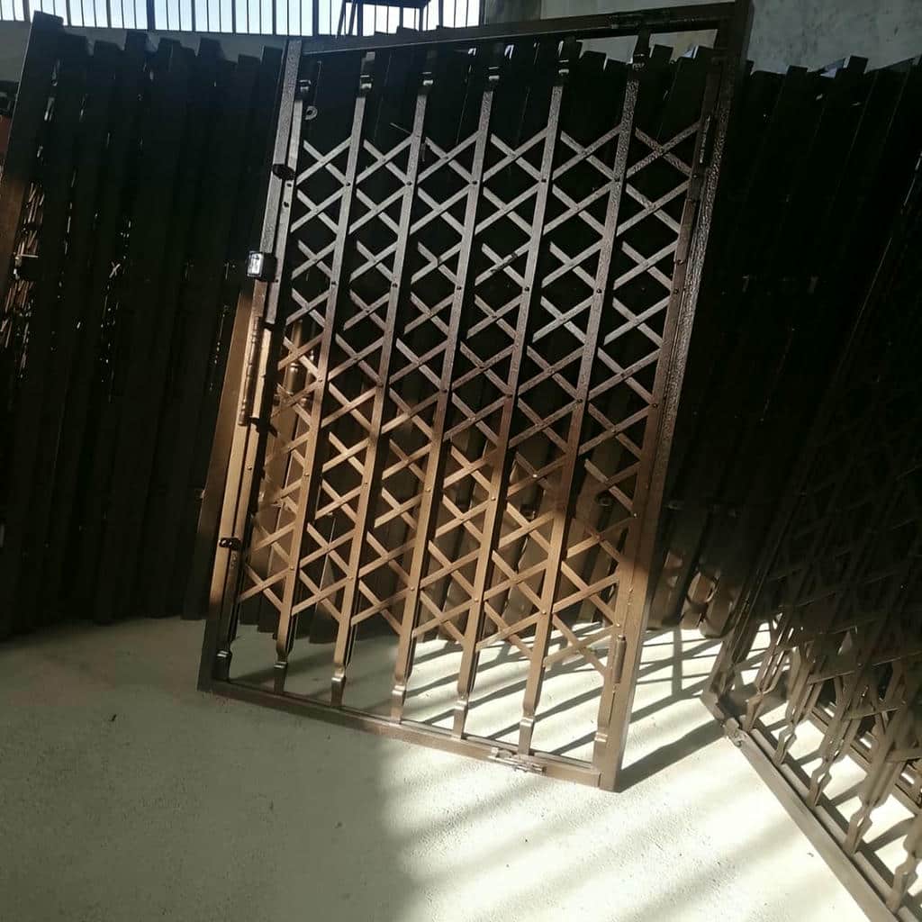 نصب درب آکاردئونی پروفیل مستحکم در اهواز