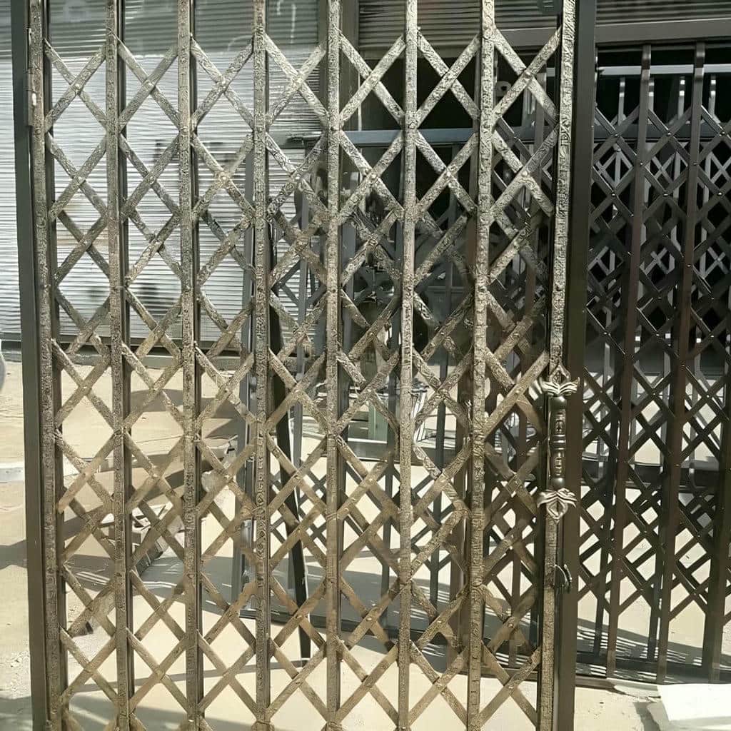 درب آکاردئونی در قائمشهر