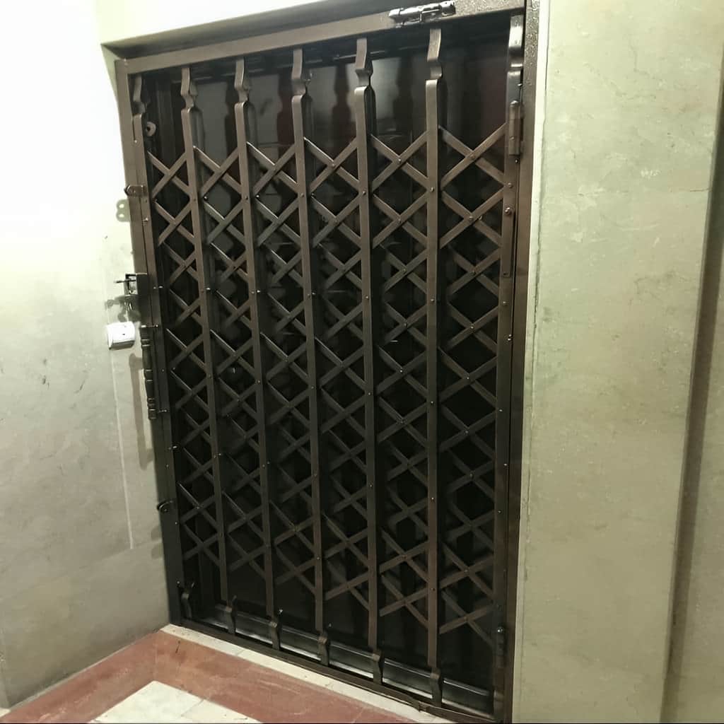 درب آکاردئونی با ریل فلزی تراز و روان