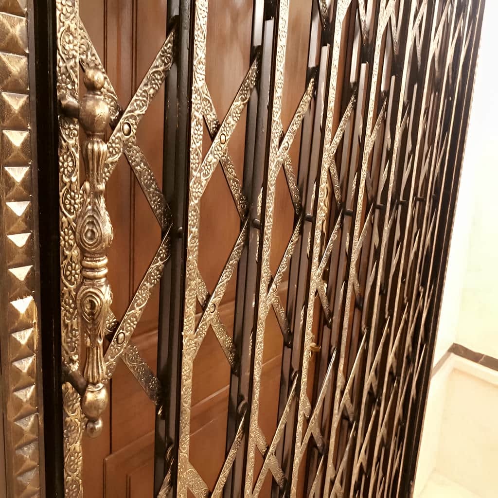 درب آکاردئونی با فریم محکم دور چهارچوب