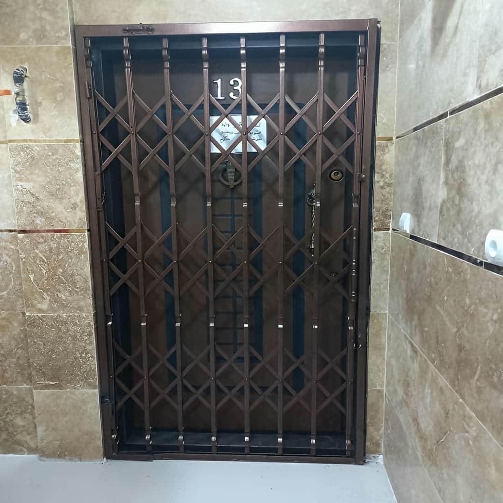 محافظ درب آپارتمان با یراق محکم و بادوام
