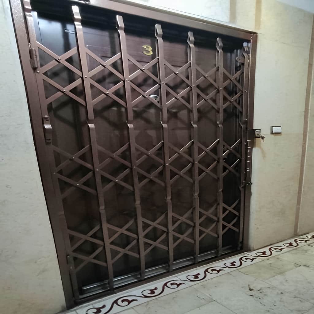 قفل درب آکاردئونی با نصب دقیق روی چهارچوب