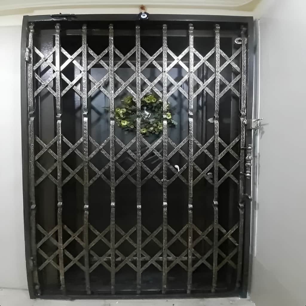 درب آکاردئونی ضد سرقت با پرچ و اتصال مستحکم