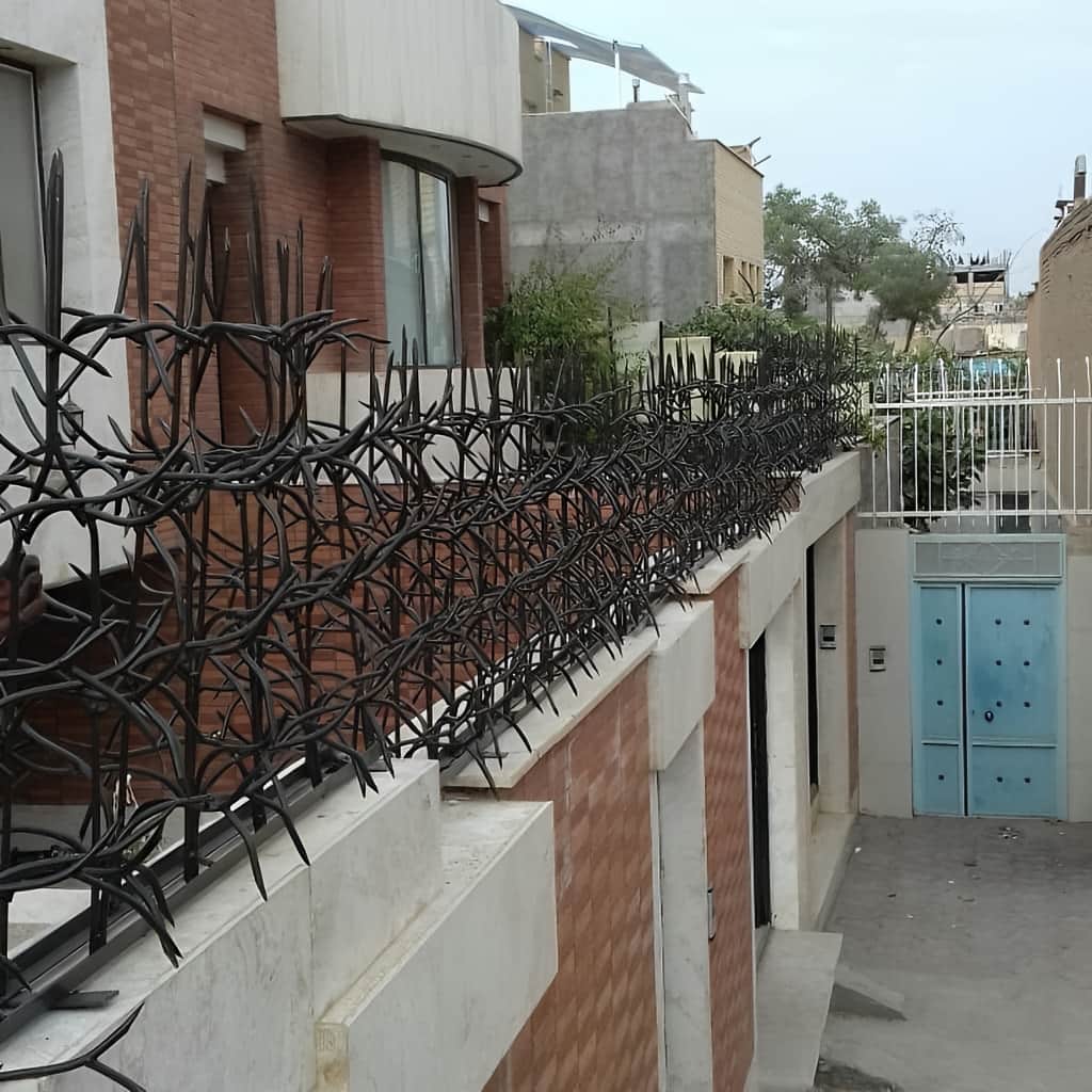 حفاظ روی دیوار با برش دقیق قطعات فلزی
