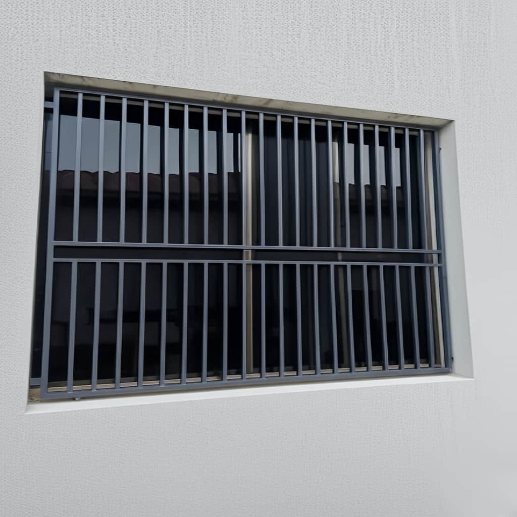 حفاظ پنجره با مدل مدرن و خطوط هندسی