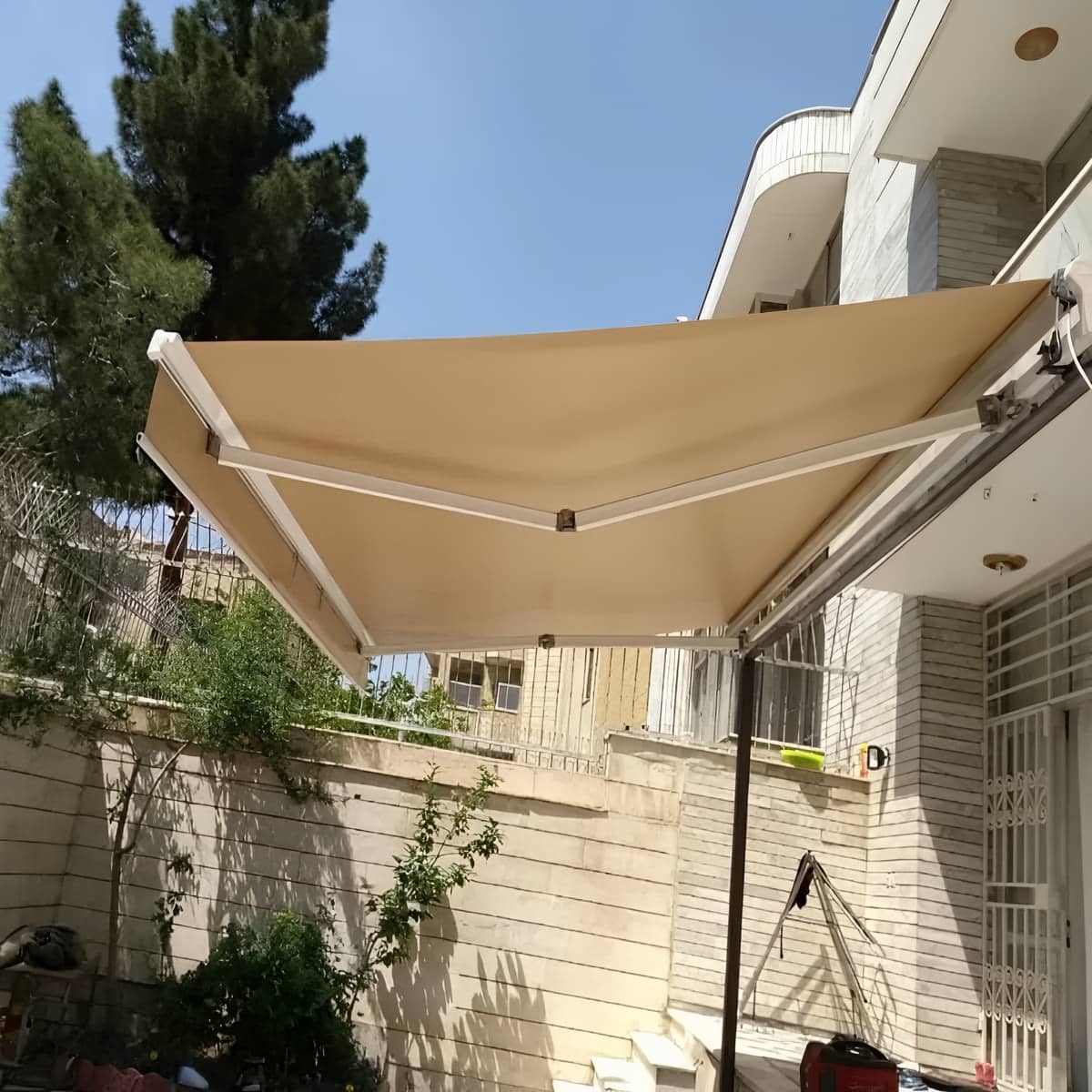 سایبان برقی سنسوردار باد و باران با جمع شدن خودکار سایبان برقی سنسوردار باد و باران با جمع شدن خودکار