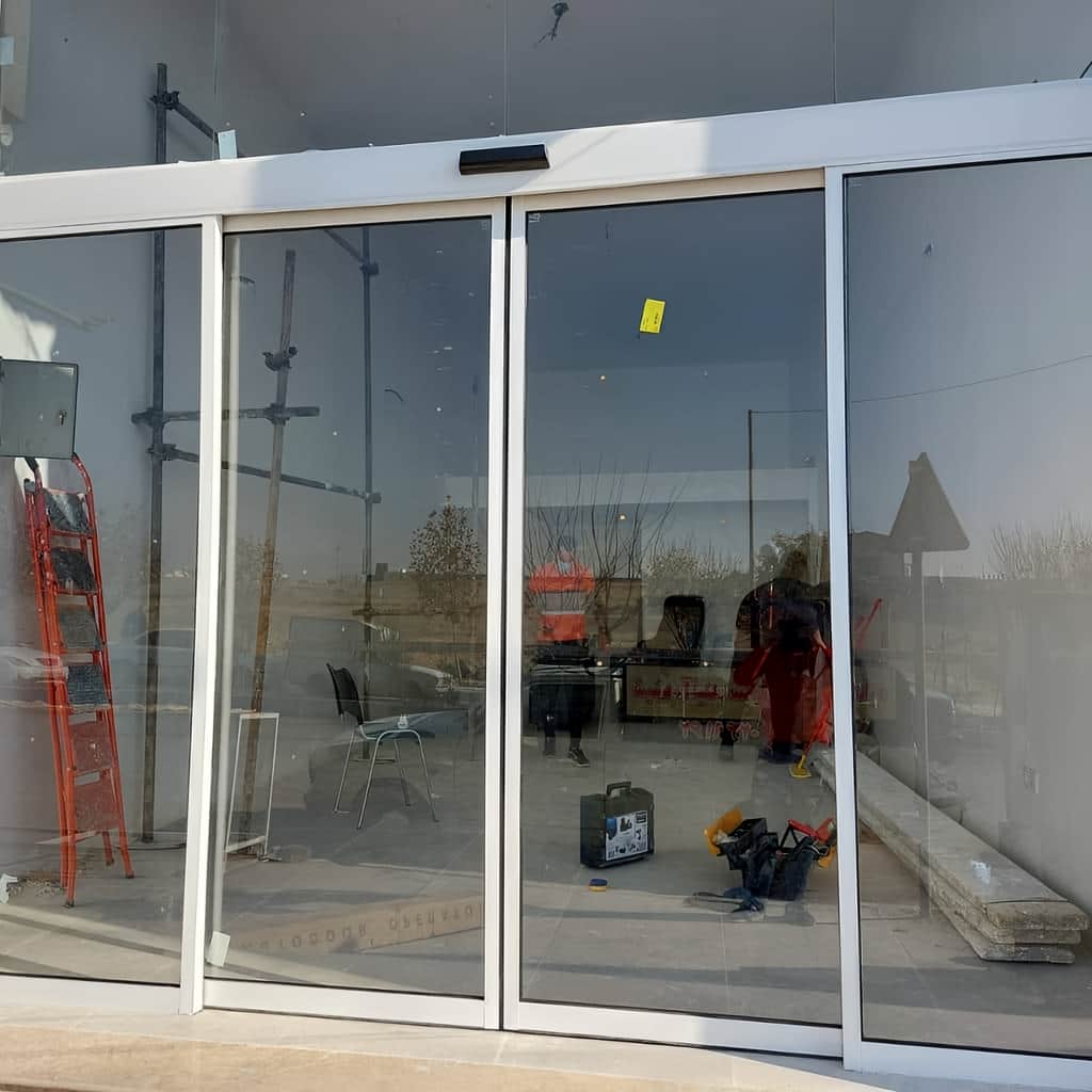 نصب درب شیشه ای اتوماتیک برای ساختمان اداری