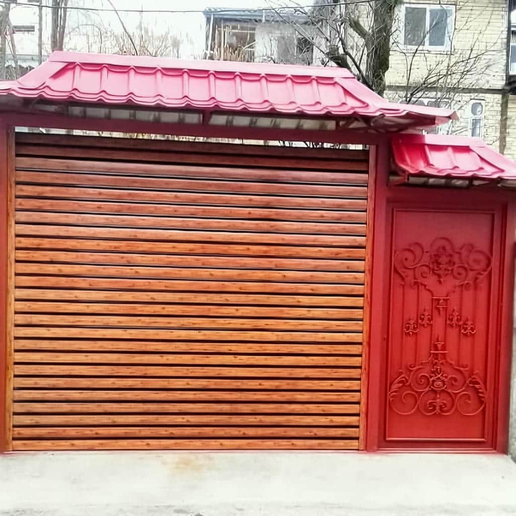 کرکره برقی ورودی مسکونی با فریم نصب شده روی ورودی ساختمان کرکره برقی ورودی مسکونی با فریم نصب شده روی ورودی ساختمان