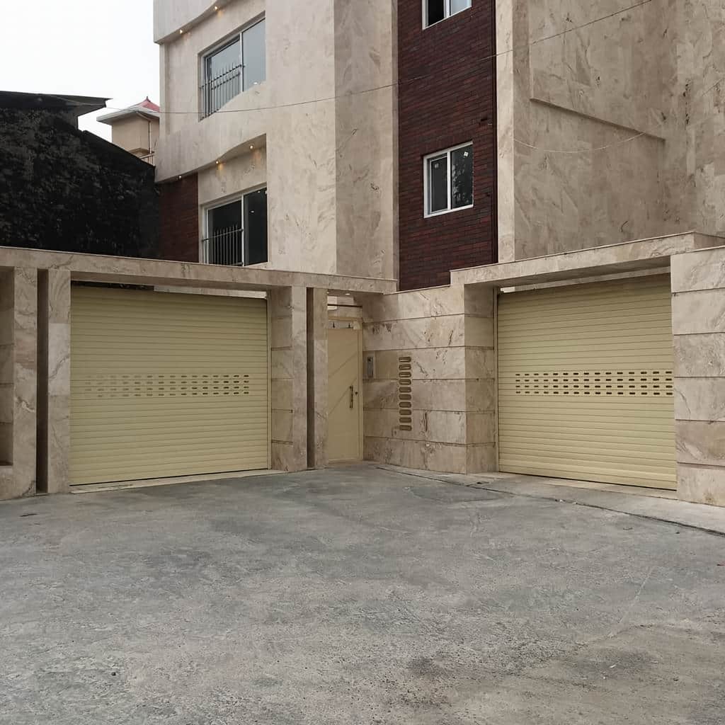 کرکره برقی ورودی مسکونی با ریل فلزی تراز در دو طرف دهانه کرکره برقی ورودی مسکونی با ریل فلزی تراز در دو طرف دهانه