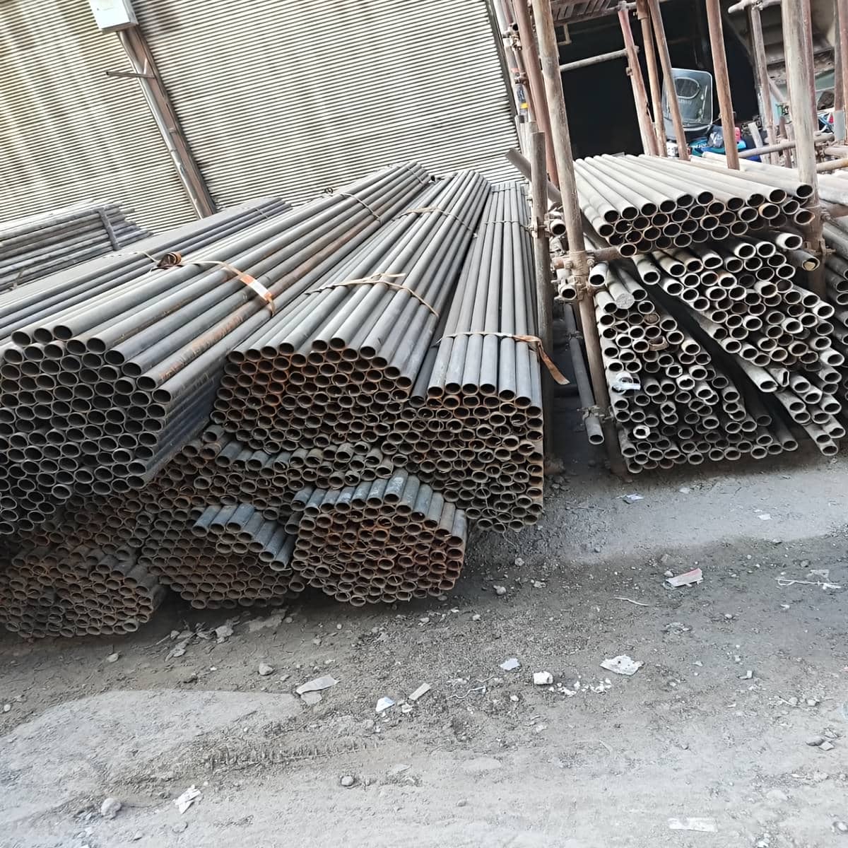 لوله داربست برای پل سازی با مهاربندی دقیق و ایمن لوله داربست برای پل سازی با مهاربندی دقیق و ایمن