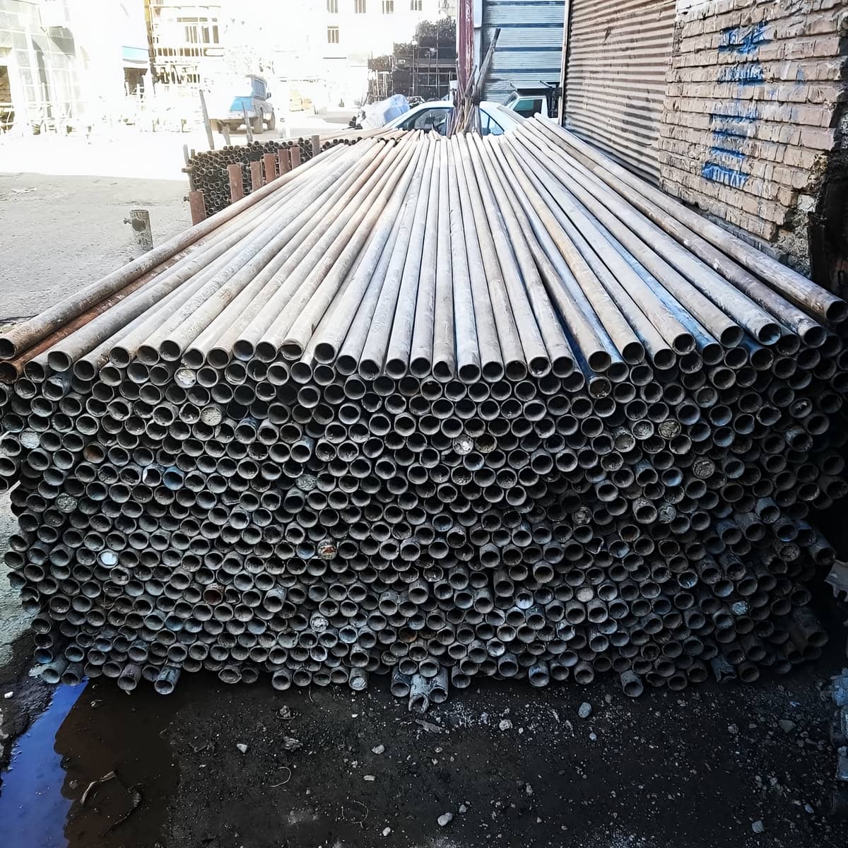 داربست حفاظتی و ایمنی برای نرده موقت کارگاهی با چیدمان منظم داربست حفاظتی و ایمنی برای نرده موقت کارگاهی با چیدمان منظم