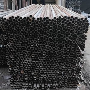 داربست سبک برای نصب کتیبه مذهبی با ارتفاع مناسب