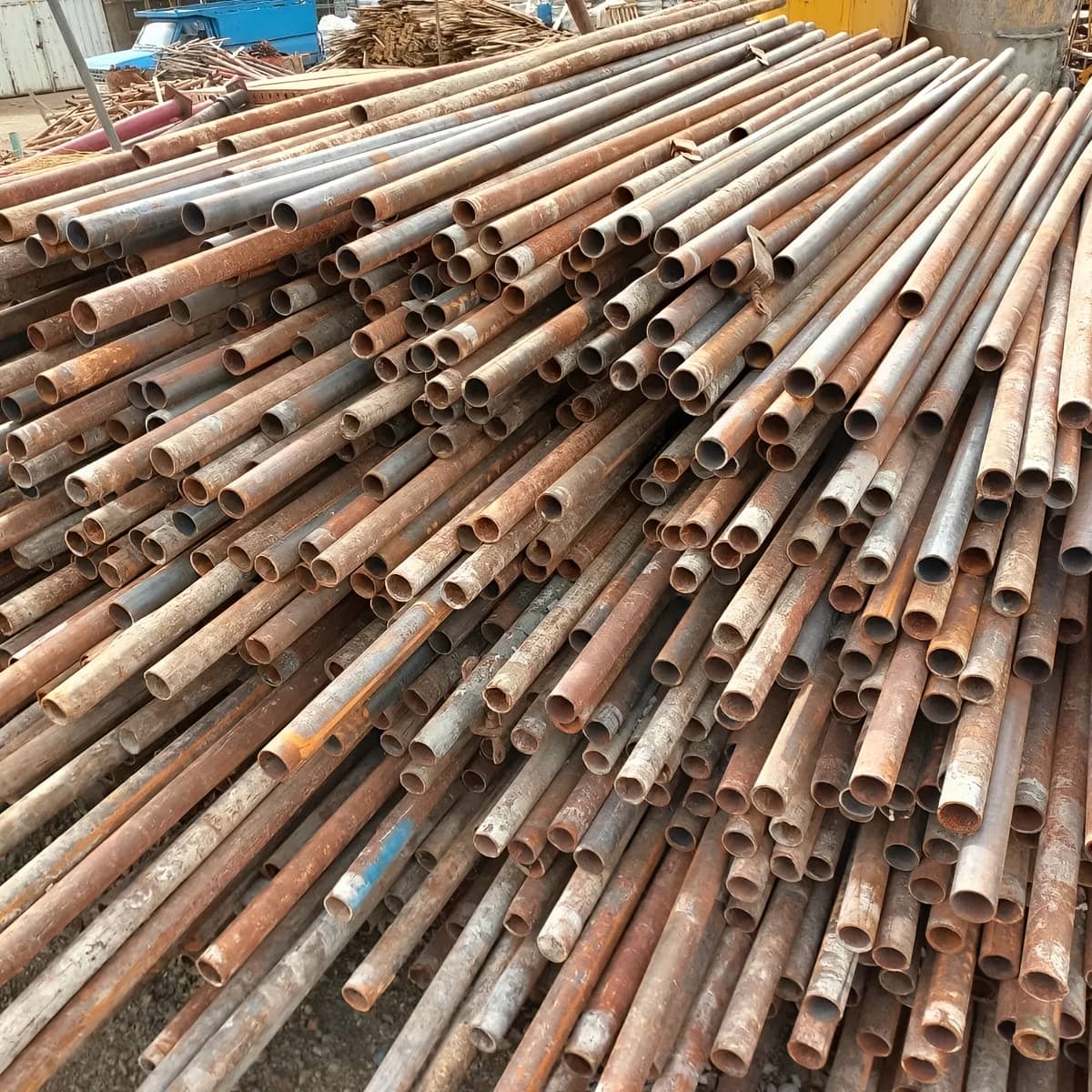 داربست حفاظتی و ایمنی برای حصار موقت دور پروژه با پایه محکم داربست حفاظتی و ایمنی برای حصار موقت دور پروژه با پایه محکم
